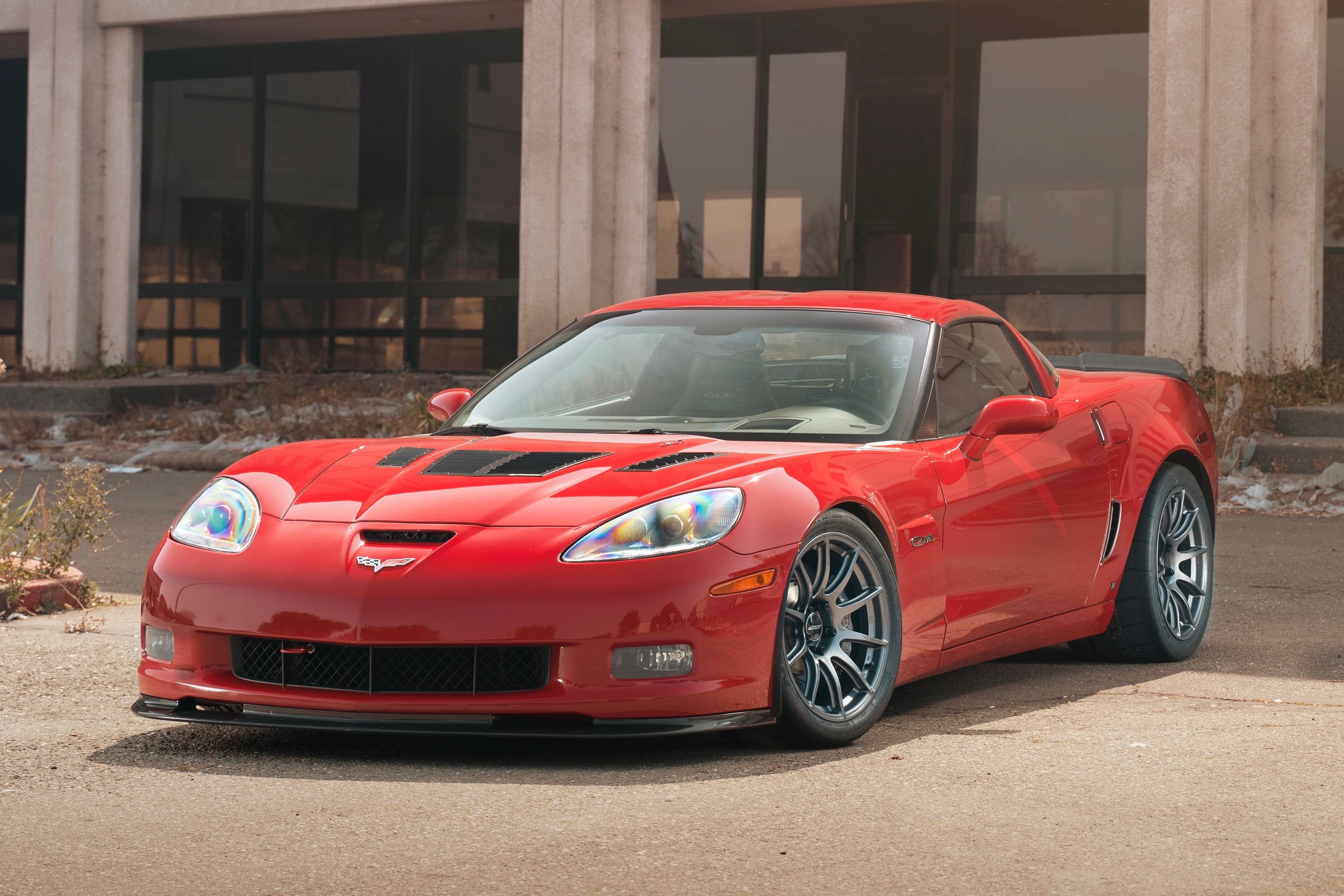 Red Chevrolet C6 Corvette Z06 with 18" SM-10 Apex wheels in Anthracite