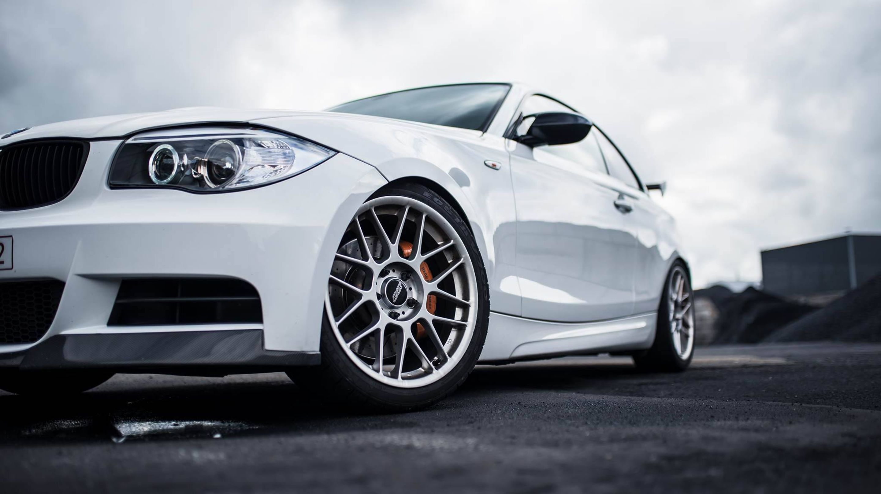 White BMW E82 Coupe 1 Series with 18" ARC-8 Apex wheels in Hyper Black