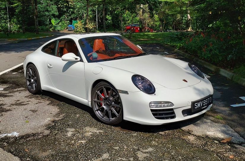 White Porsche 911 997 Carrera S with 19" SM-10 Apex wheels in Anthracite