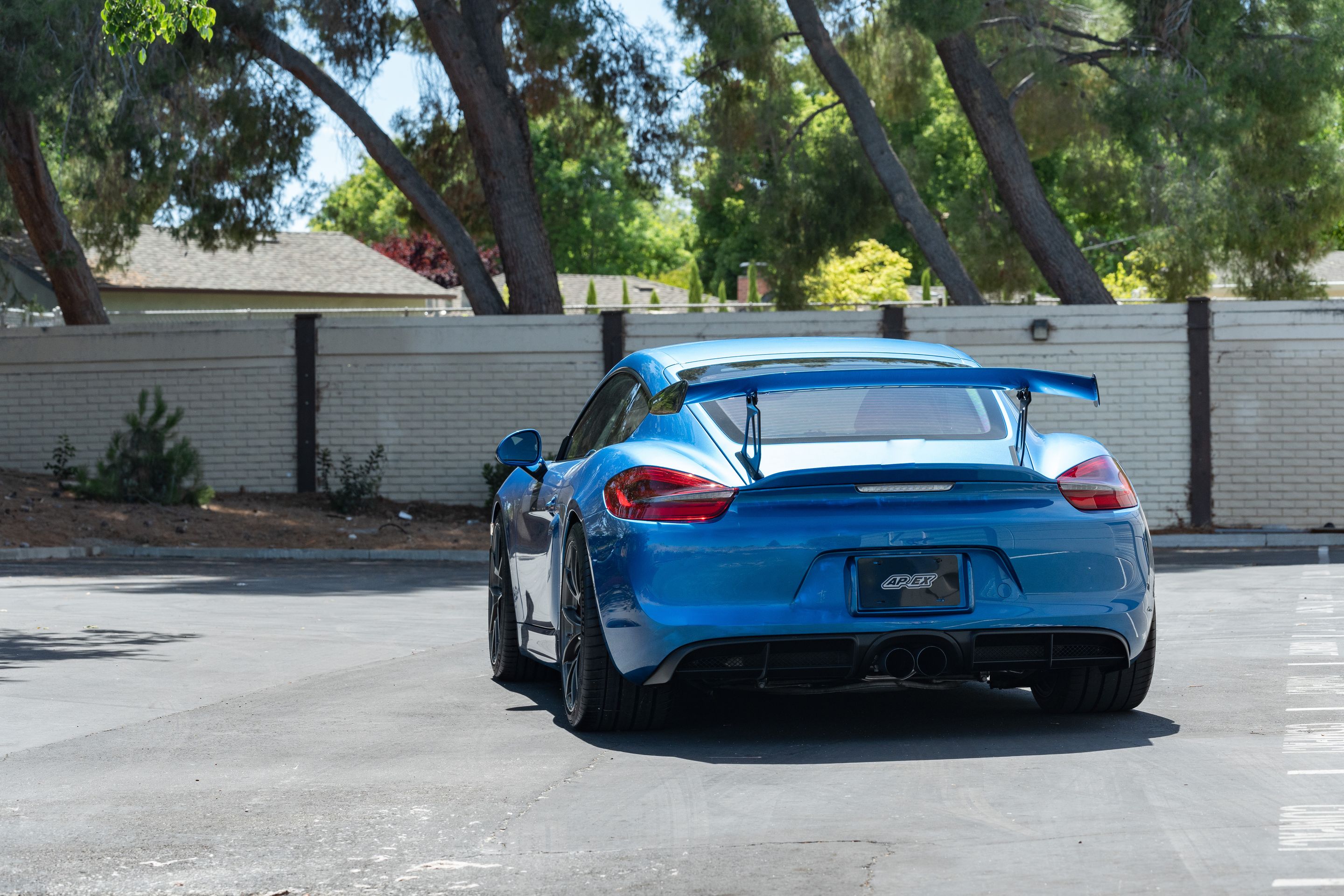 Blue Porsche 981 Cayman GT4 with 20" VS-5RS Apex wheels in Anthracite