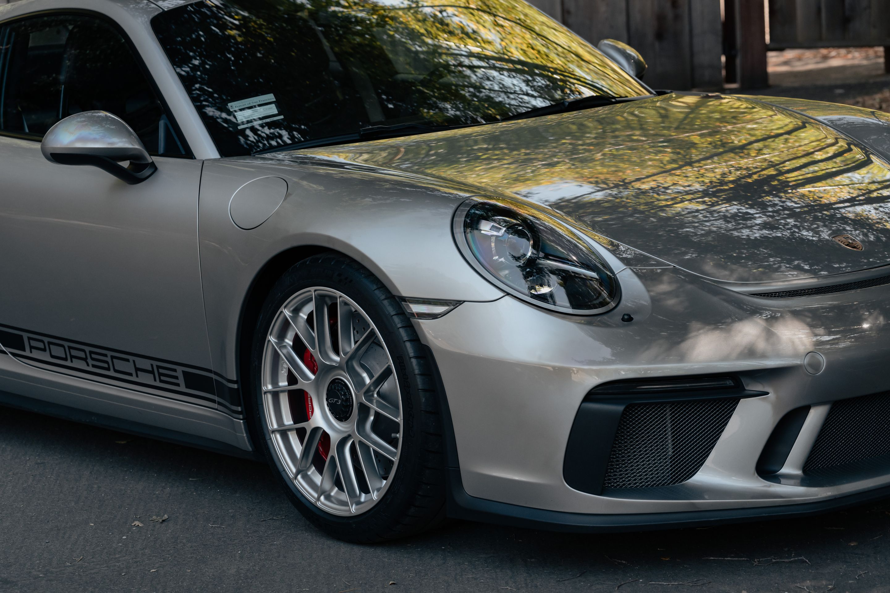 Silver Porsche 911 991.2 GT3 with 19" EC-7RS Apex wheels in Race Silver
