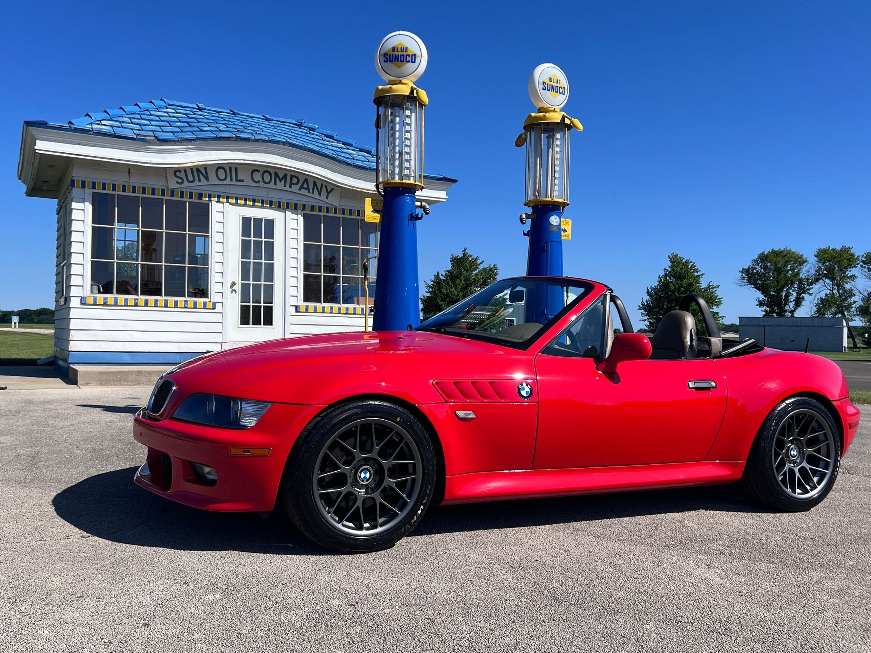 Red BMW E36/7 Roadster Z3 with 17" ARC-8 Apex wheels in Anthracite