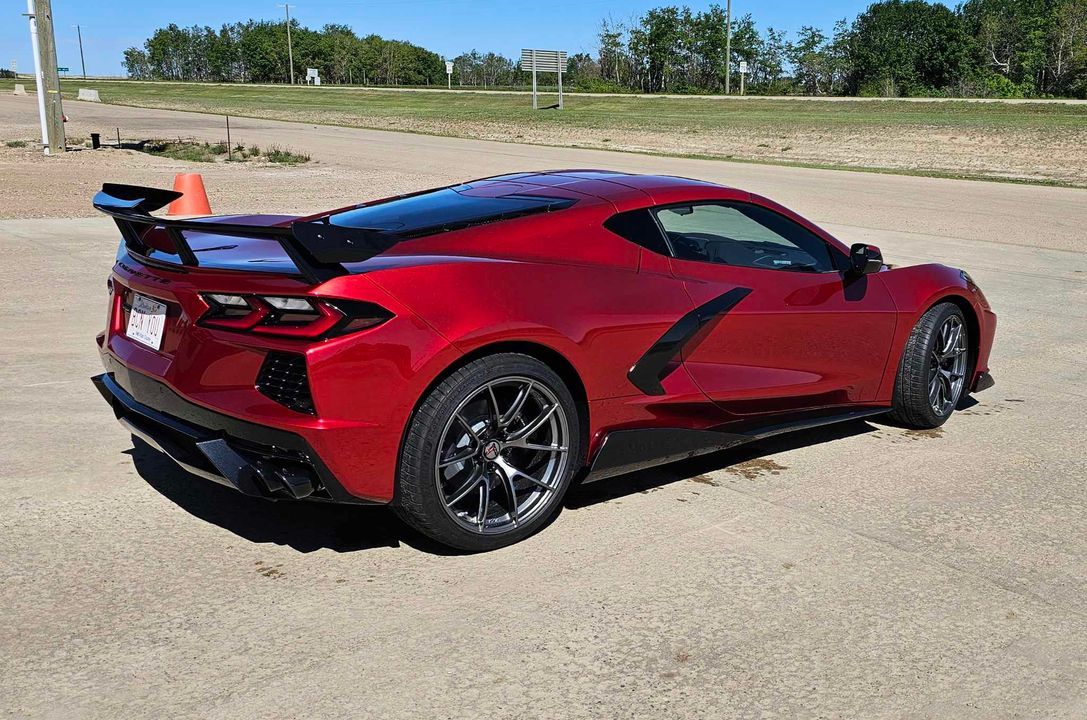 Red Chevrolet C8 Corvette Stingray/Z51 with 19"/20" VS-5RS Apex wheels in Anthracite