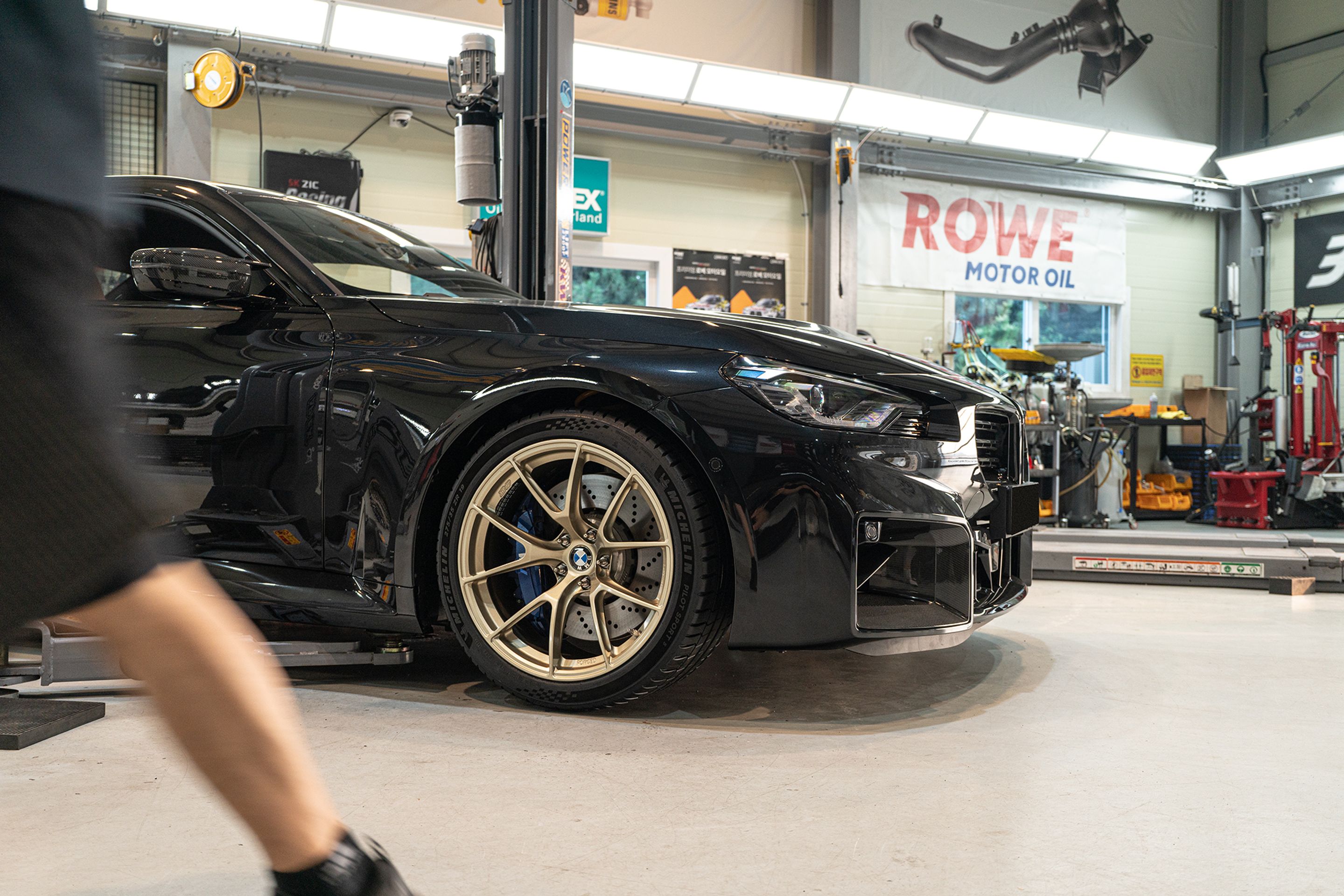 Black BMW G87 M2 with 19" VS-5RS Apex wheels in Motorsport Gold