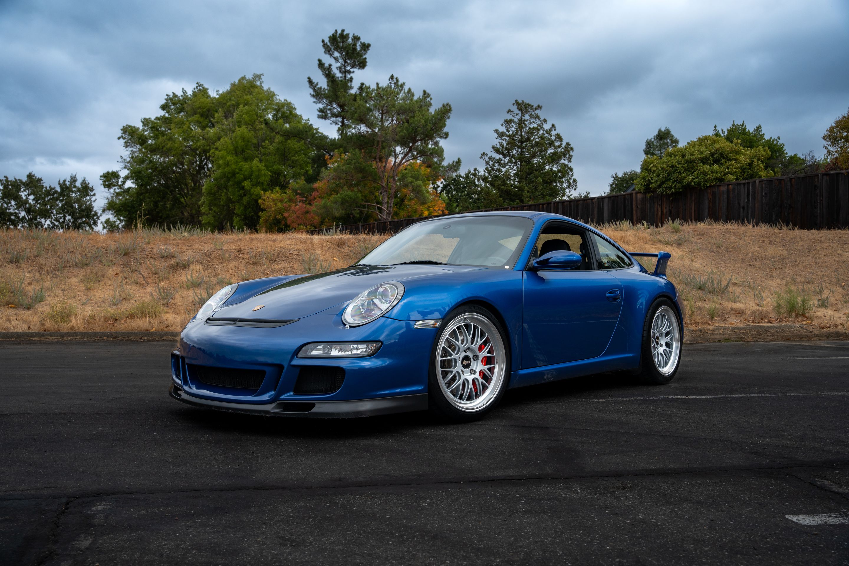 Blue Porsche 911 997 GT3 with 19" ML-10RT Apex wheels in Machined Lip Race Silver