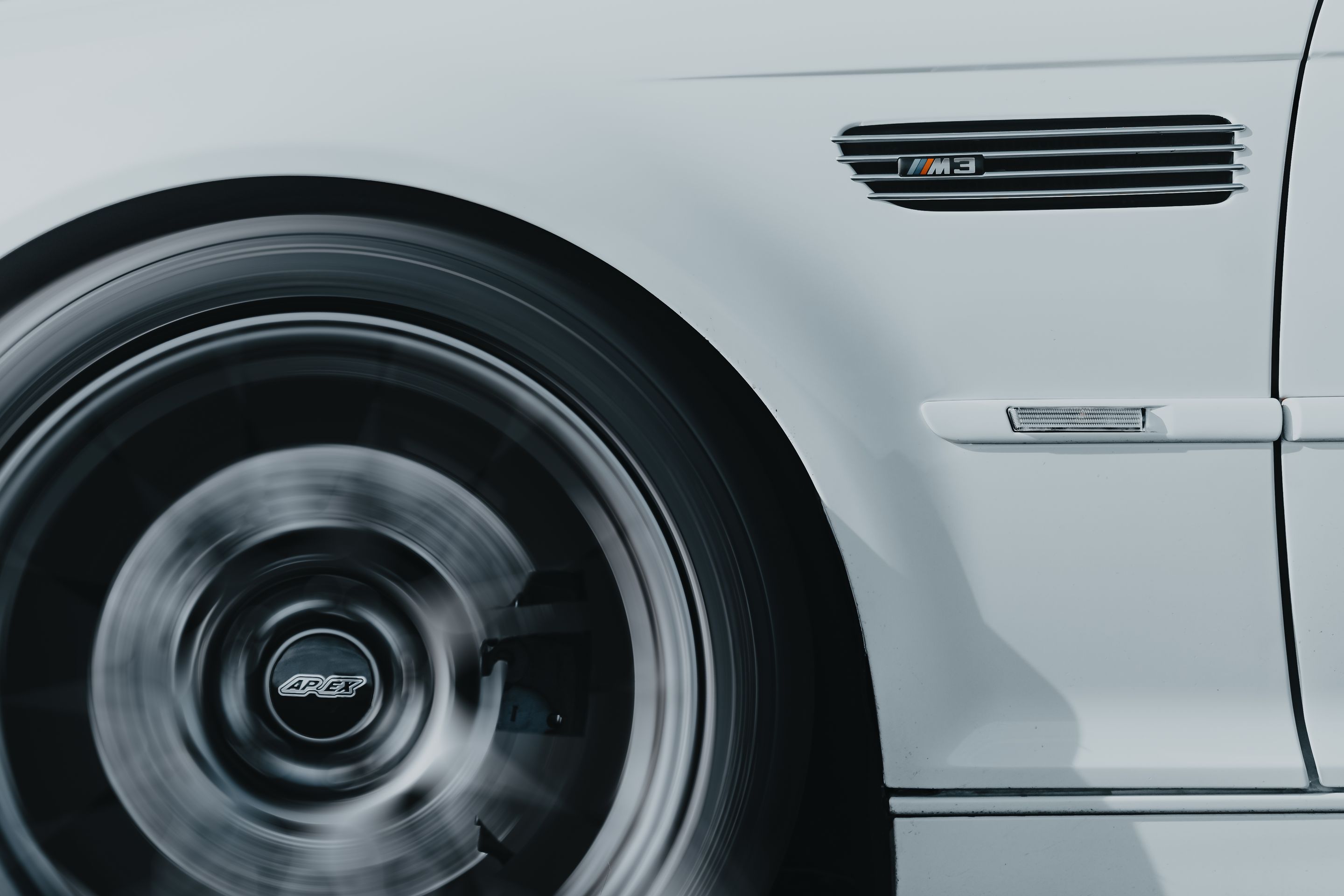 White BMW E46 M3 with 18" EC-7RS Apex wheels in Anthracite