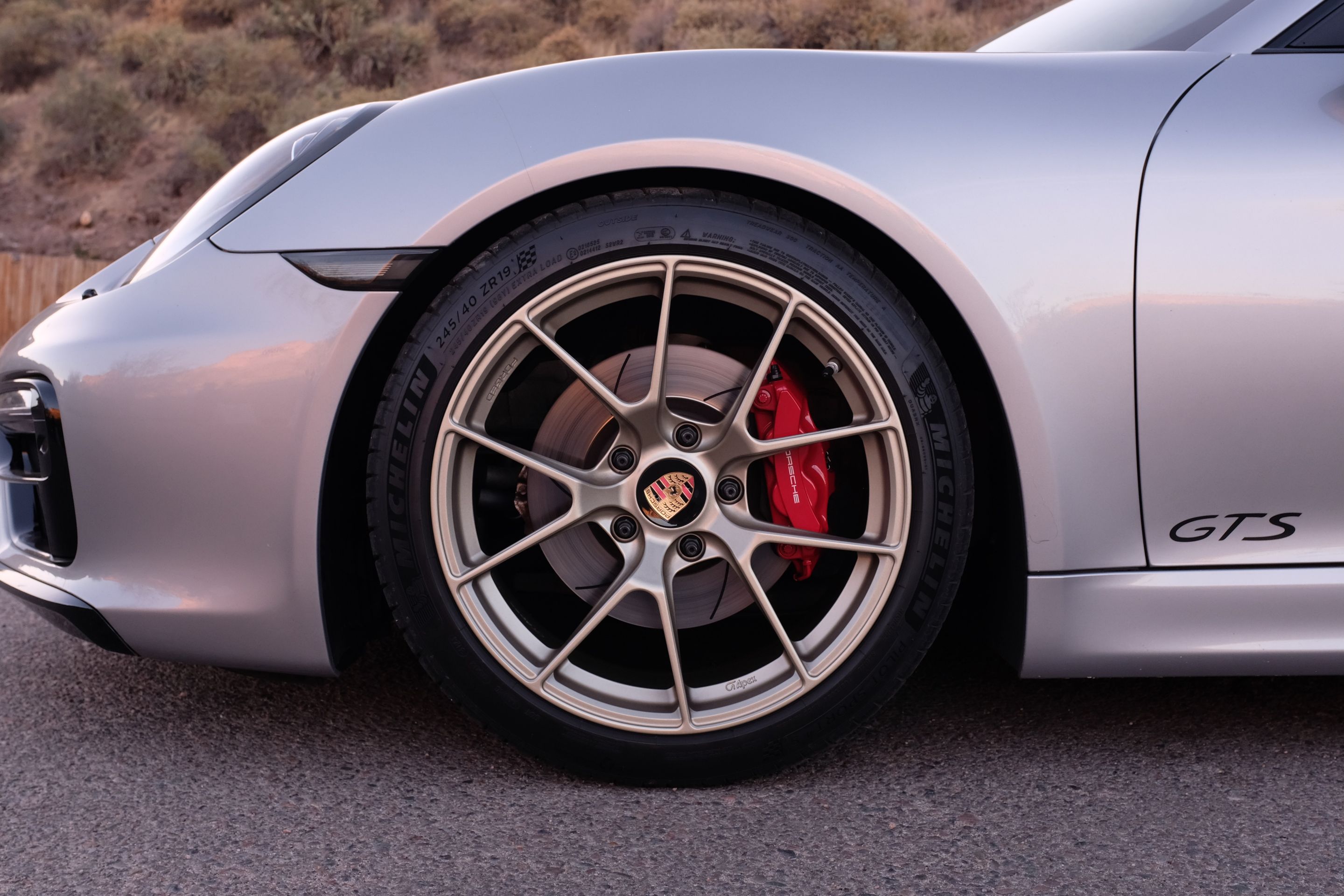 Silver Porsche 981 Cayman GTS with 19" VS-5RS Apex wheels in Motorsport Gold