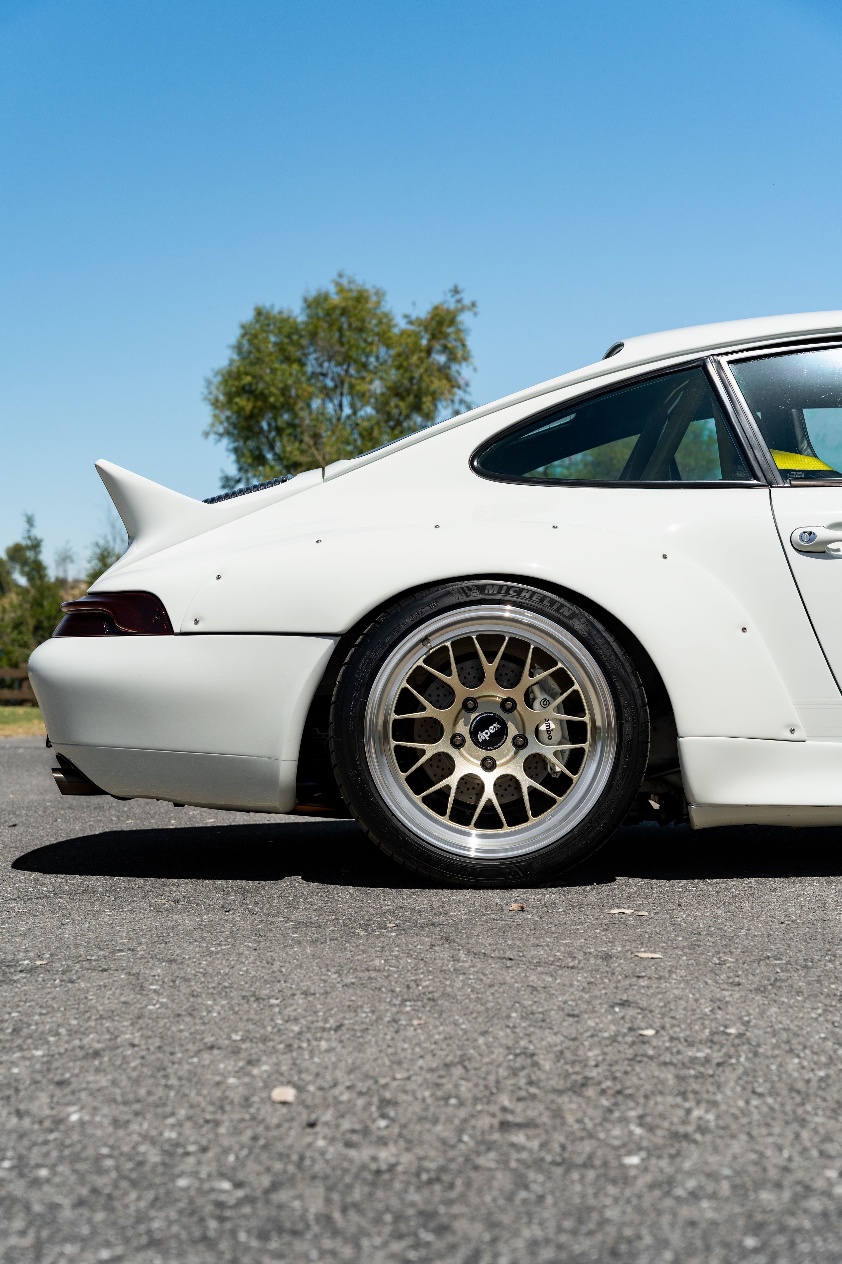 White Porsche 911 993 Carrera with 18" ML-10RT Apex wheels in Machined Lip Gloss Motorsport Gold