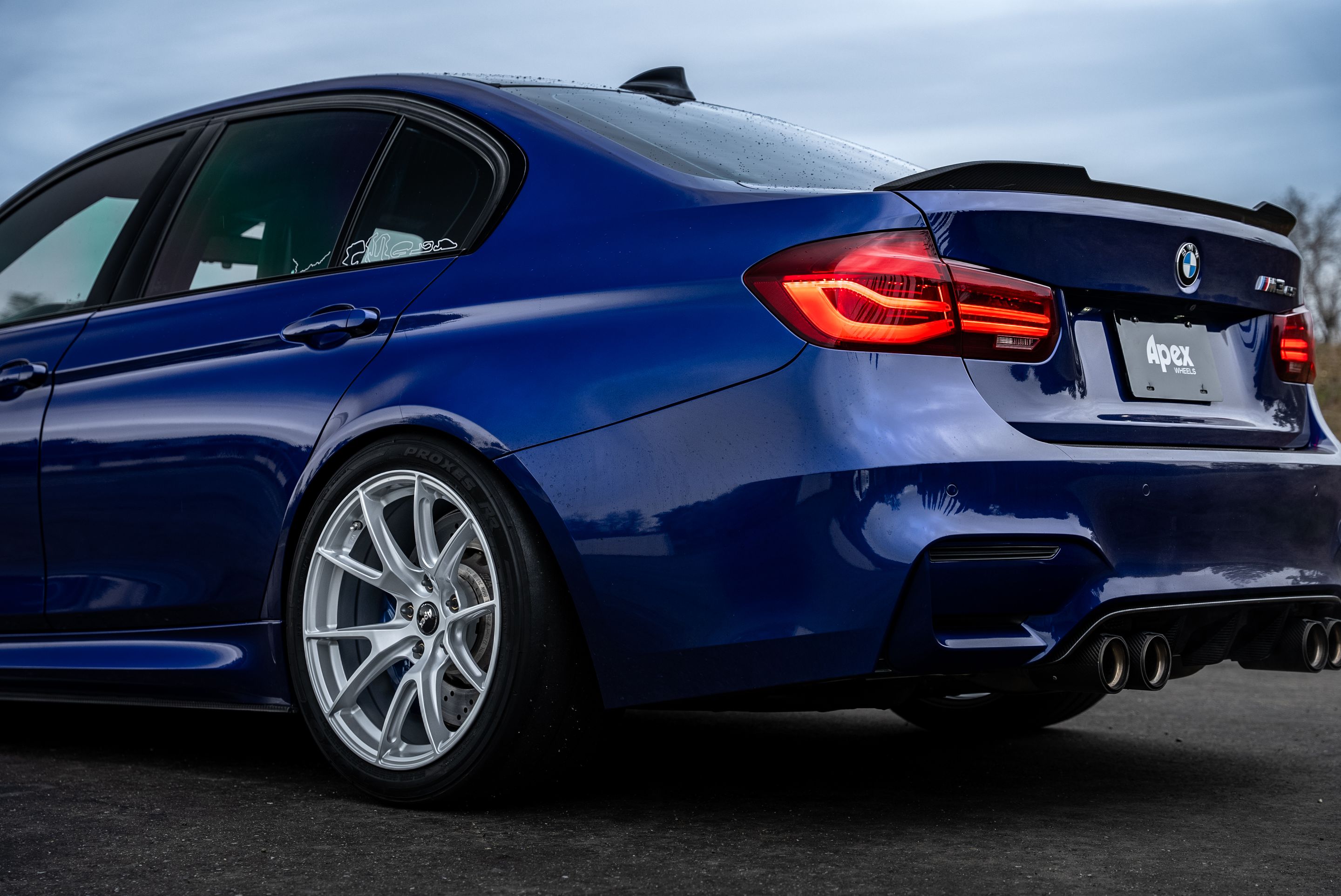 Blue BMW F80 M3 with 18" VS-5 Apex wheels in Race Silver