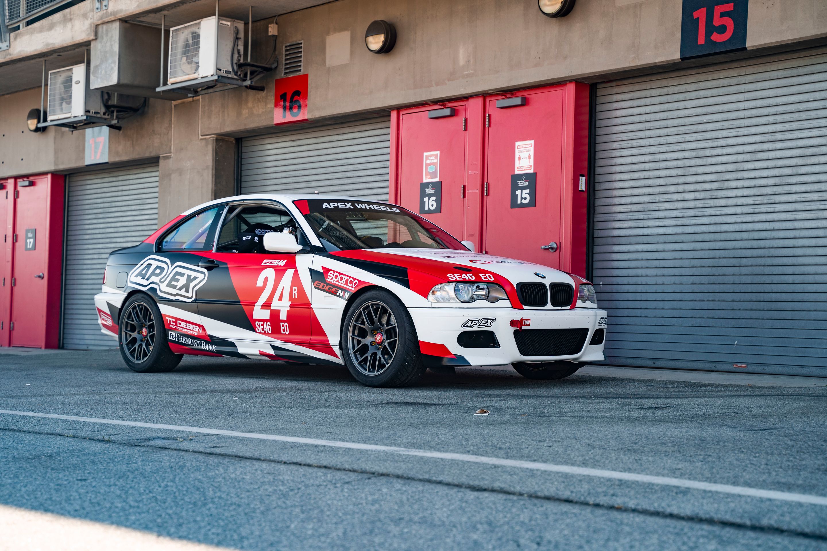 Multicolor BMW Spec E46 with 17" EC-7R Apex wheels in Anthracite