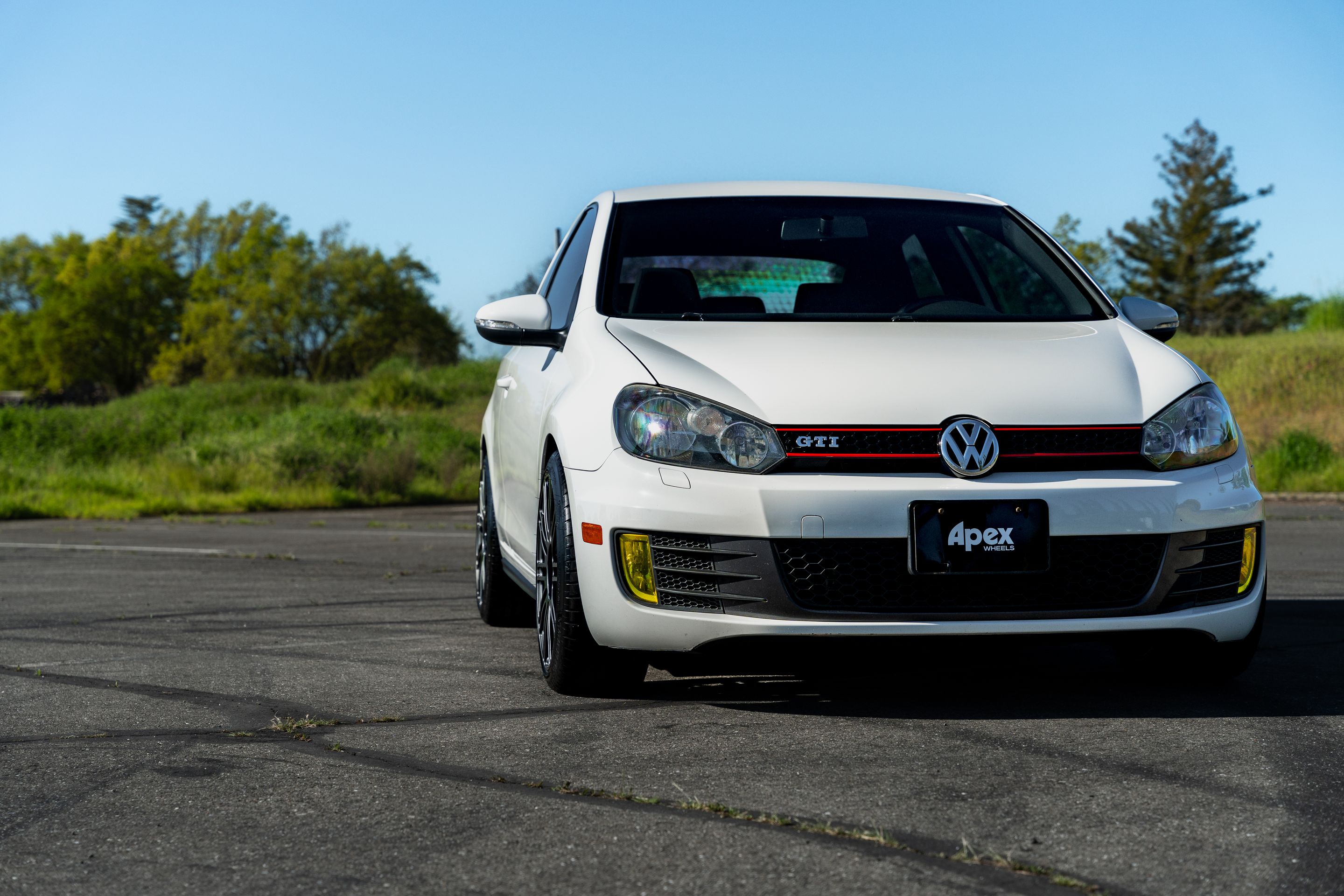 White VW MK6 GTI with 18" TC-10RT Apex wheels in Anthracite