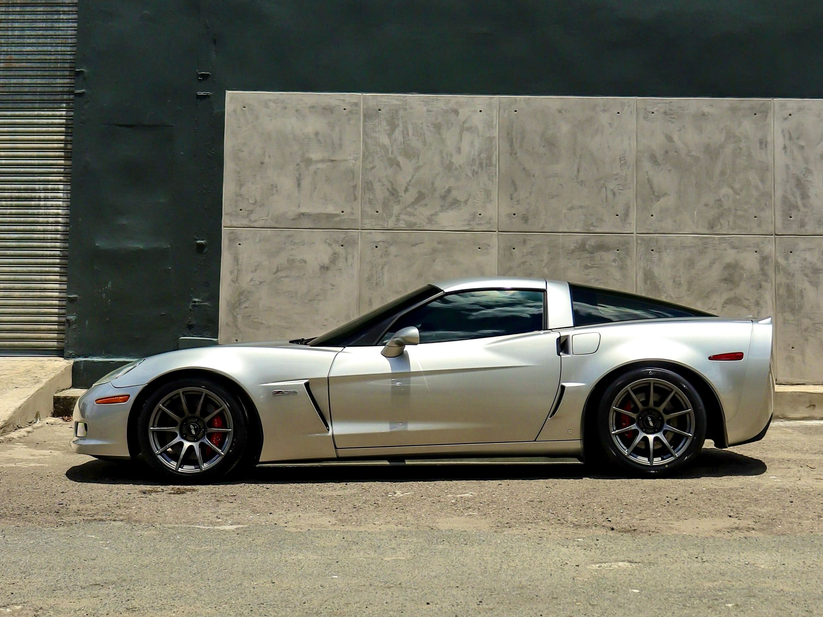 Silver Chevrolet C6 Corvette Z06 with 18" SM-10 Apex wheels in Anthracite