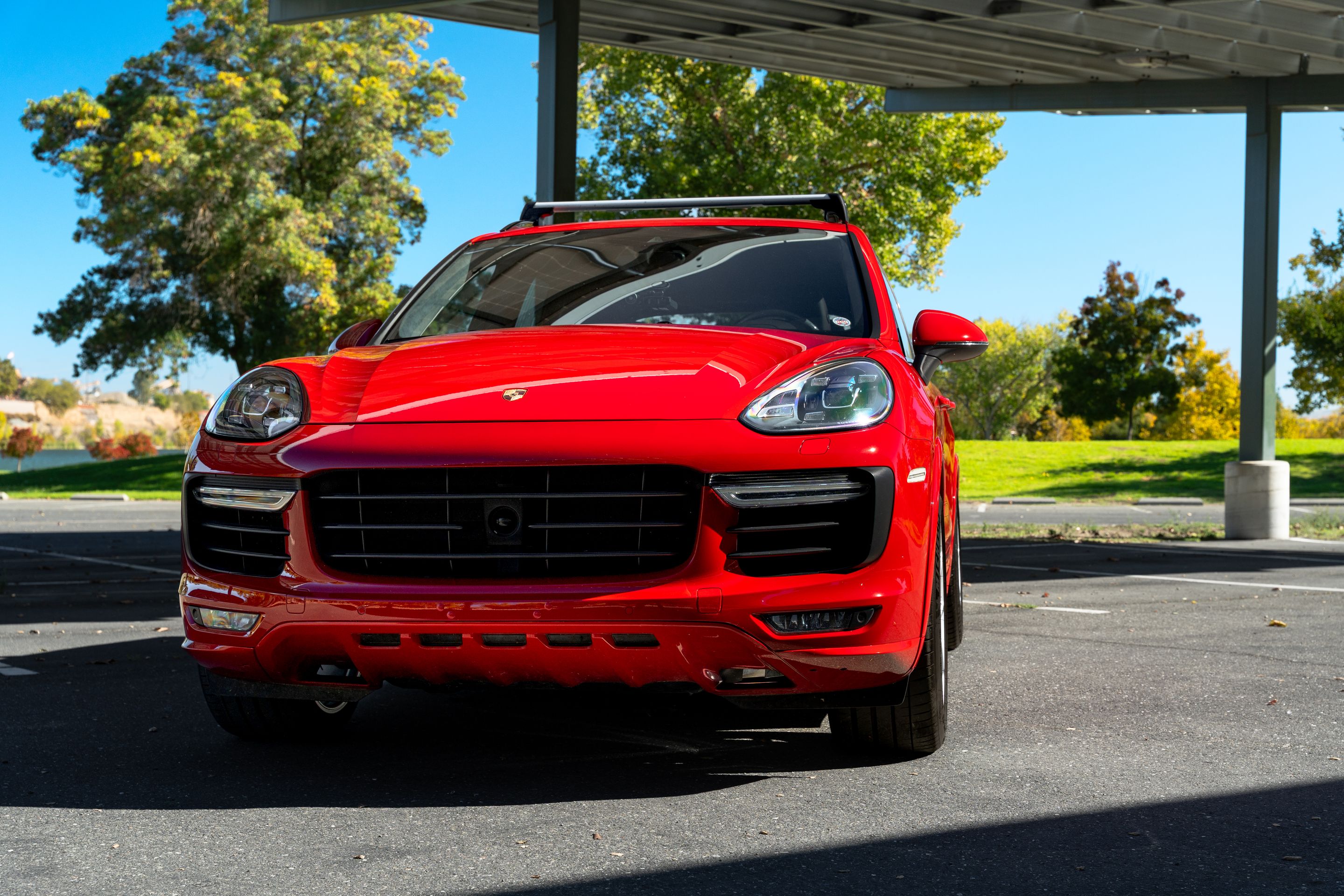 Red Porsche 958 Cayenne with 21" VS-5RX Apex wheels in Race Silver