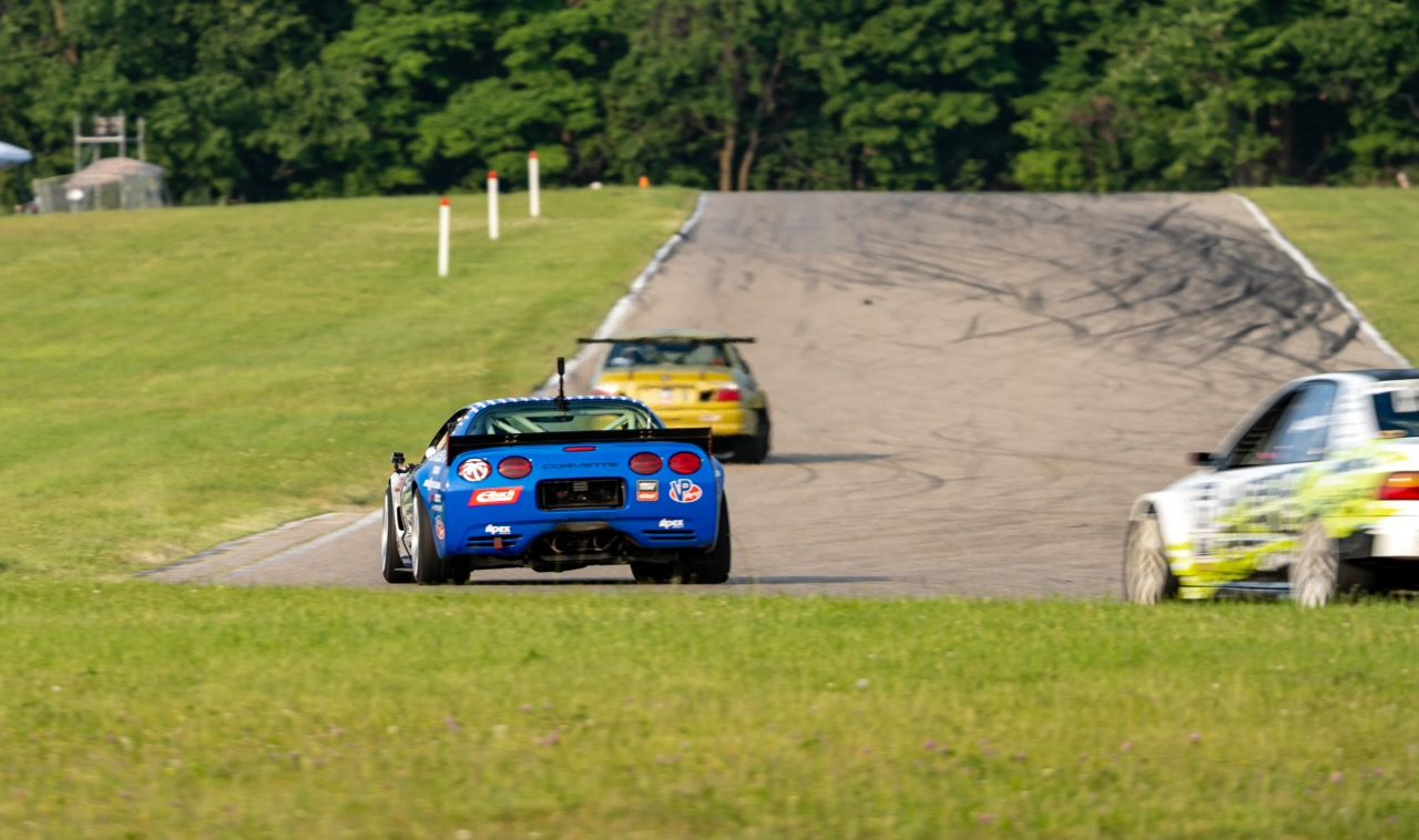 White Chevrolet C5 Corvette Z06 with 19" SM-10RS Apex wheels in Brushed Clear