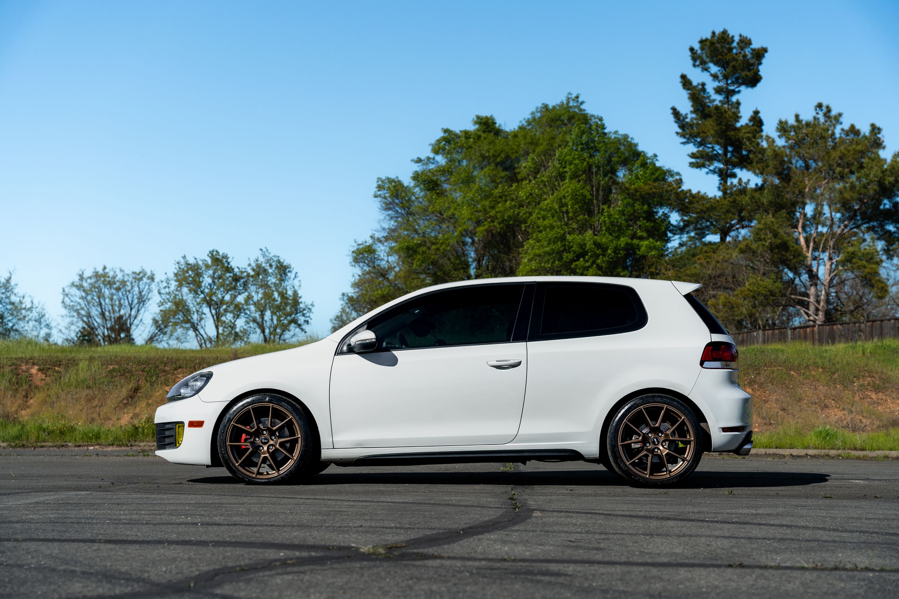 White VW MK6 GTI with 18" VS-5 Apex wheels in Satin Bronze