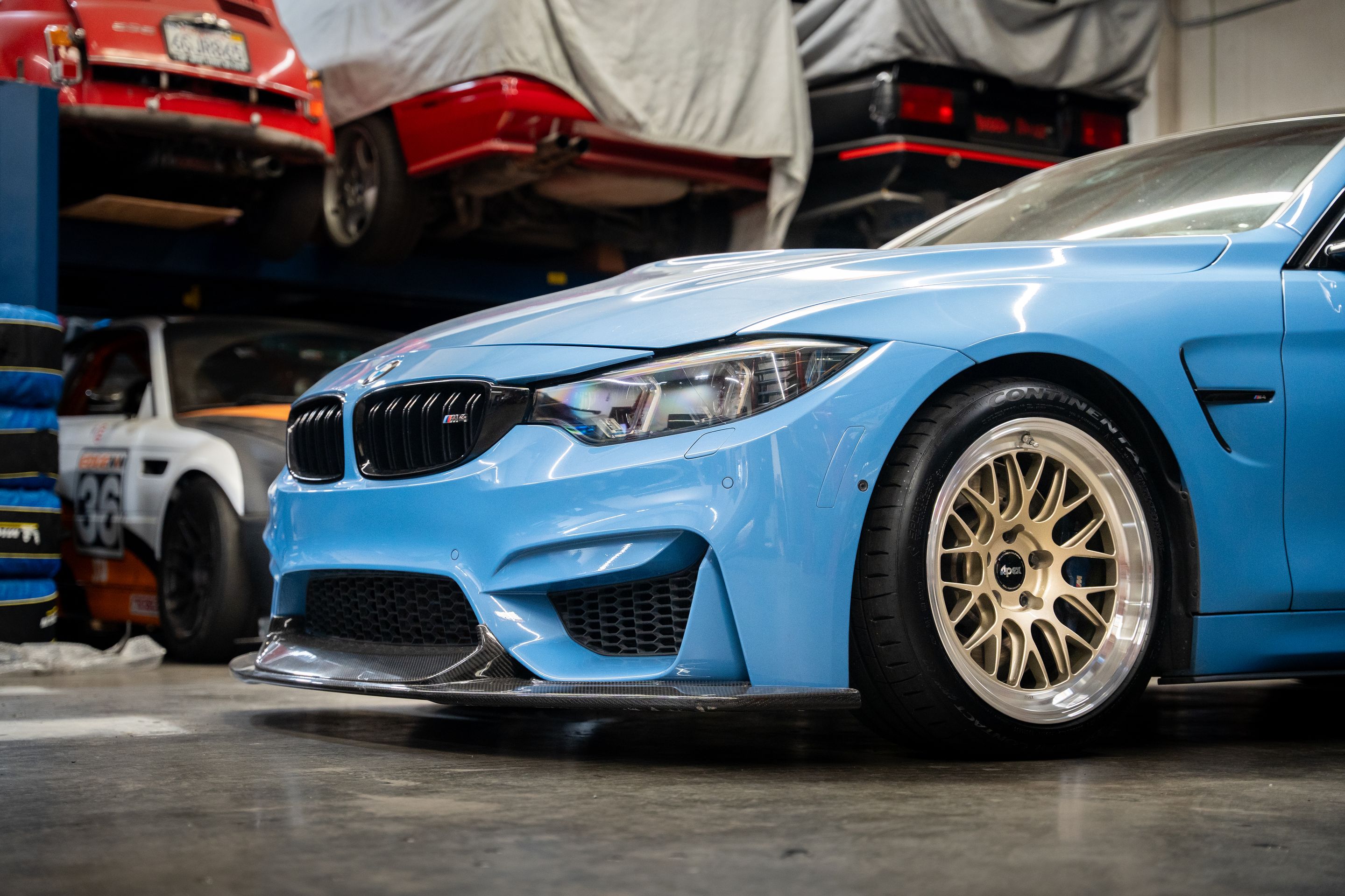 Blue BMW F82 Coupe M4 with 18" ML-10RT Apex wheels in Machined Lip Gloss Motorsport Gold
