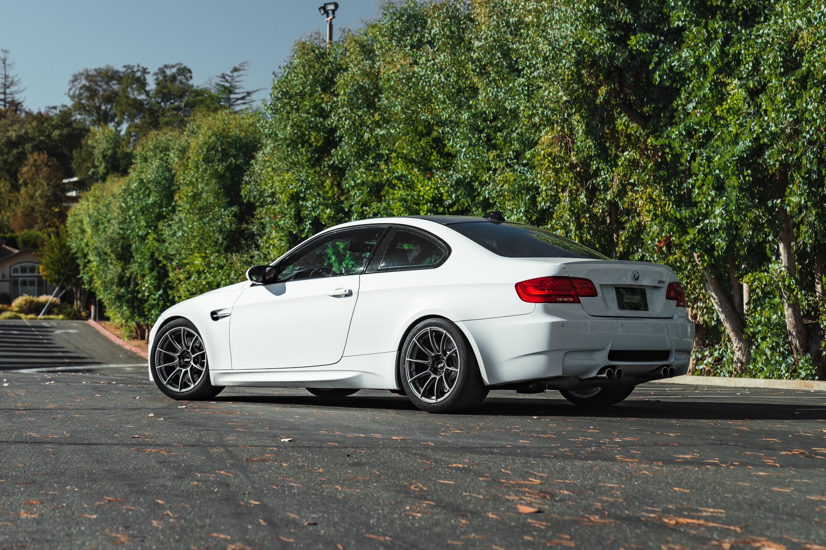 White BMW E92 Coupe M3 with 18" SM-10RS Apex wheels in Anthracite