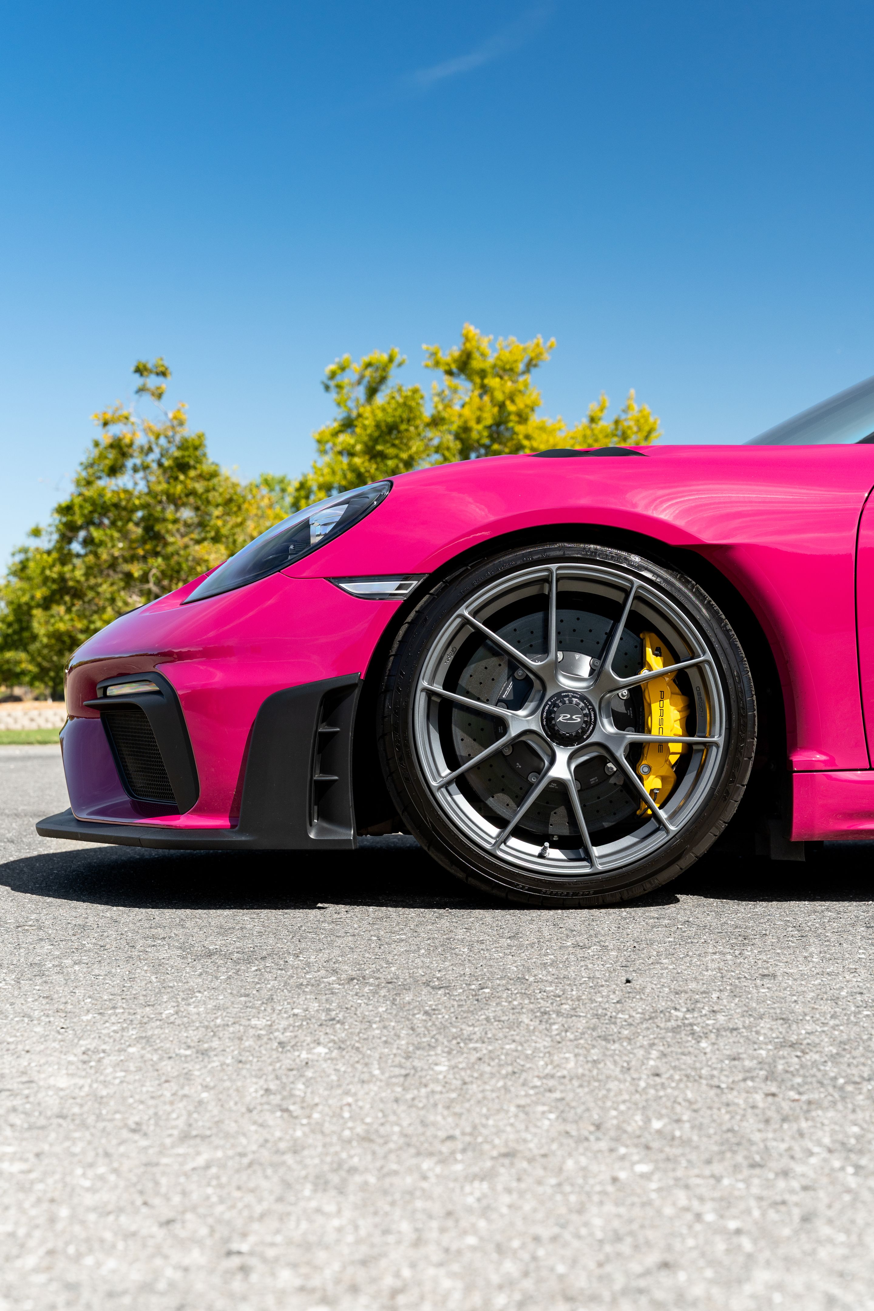 Pink Porsche 718 Cayman GT4 RS with 20" VS-5RS Apex wheels in Anthracite