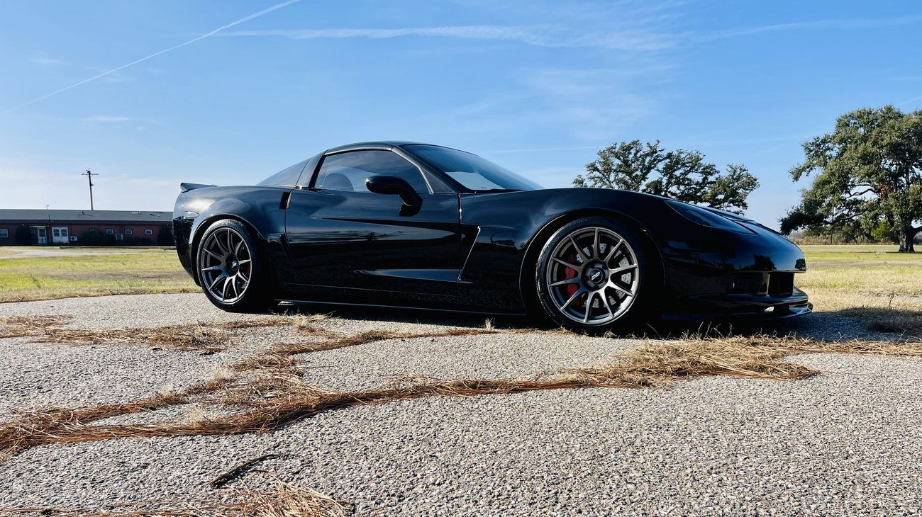 Black Chevrolet C6 Corvette Z06 with 18"/19" SM-10 Apex wheels in Anthracite