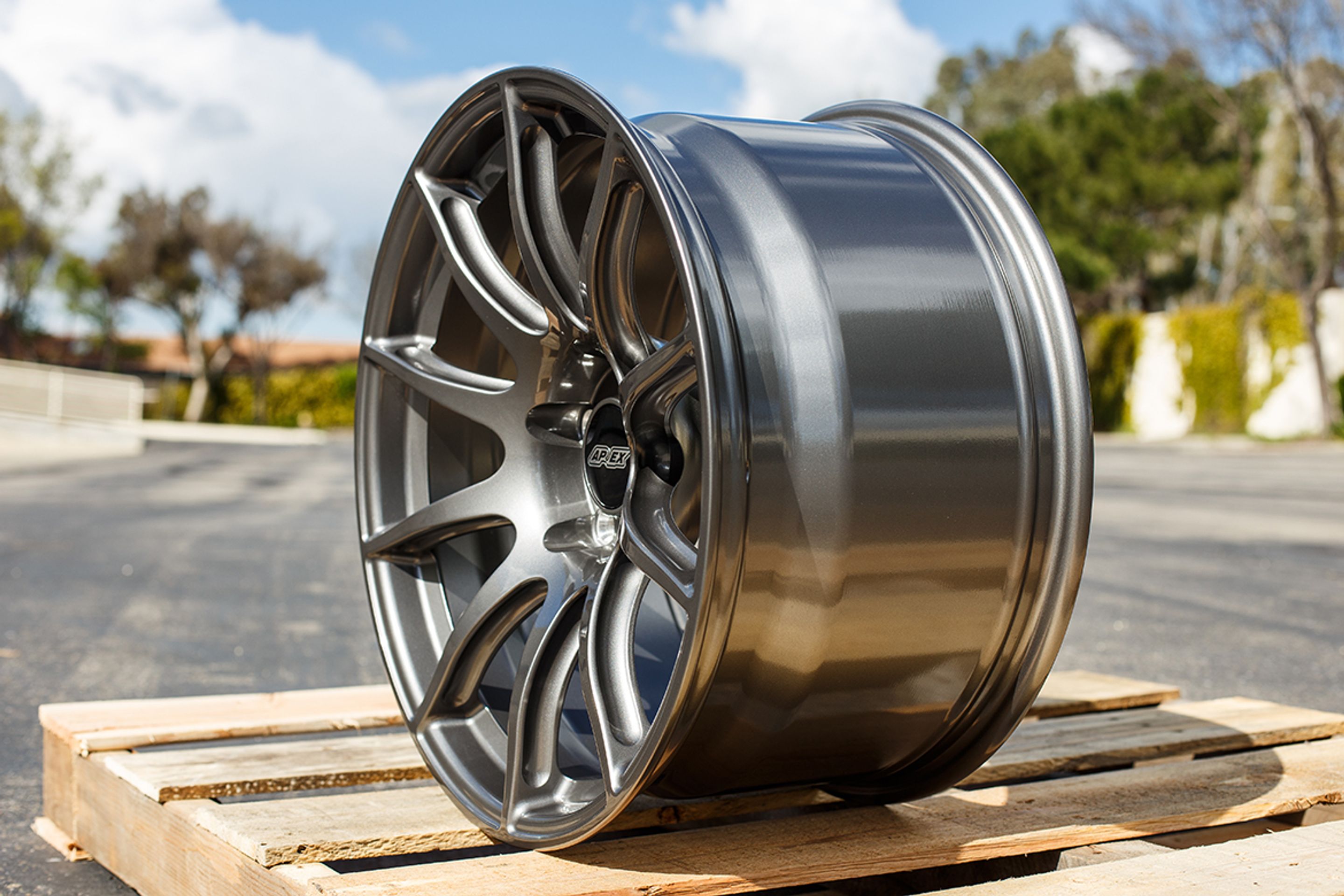 White Porsche 911 997 Carrera S with 18" SM-10 Apex wheels in Anthracite