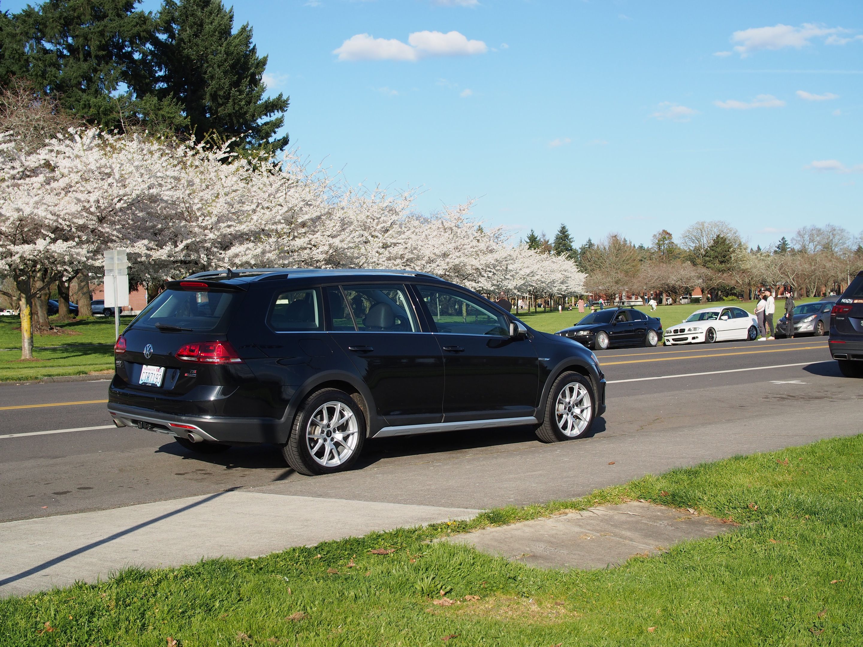 Black VW MK7 Alltrack/SportWagen Alltrack with 17" VS-5 Apex wheels in Race Silver