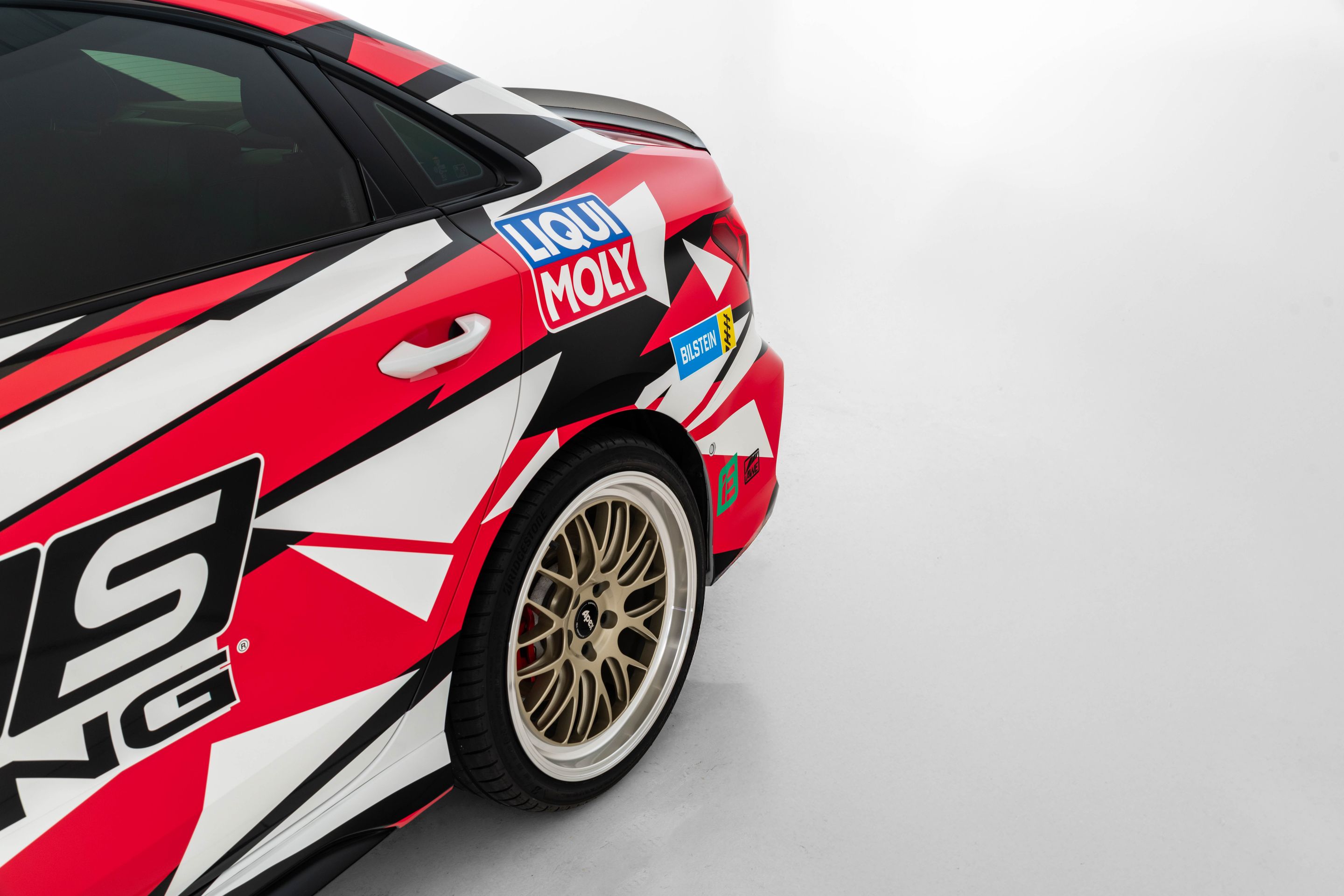 Race Livery Audi 8Y RS 3 with 19" ML-10RT Apex wheels in Machined Lip Gloss Motorsport Gold