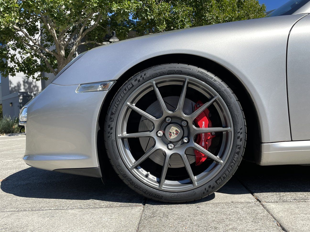 Silver Porsche 911 997 Carrera S with 19" SM-10 Apex wheels in Anthracite