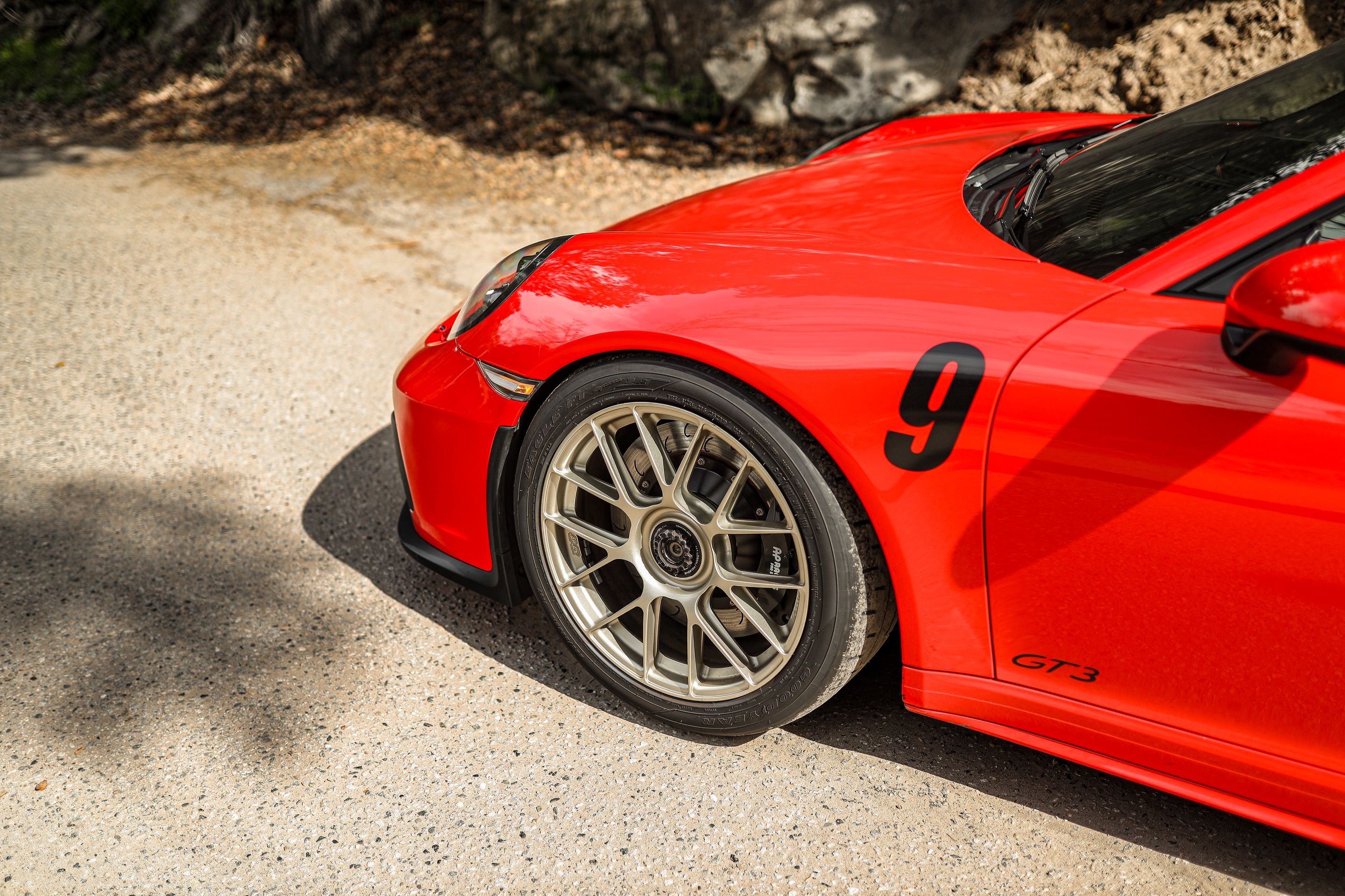 Red Porsche 911 991.2 GT3 with 19" EC-7RS Apex wheels in Motorsport Gold