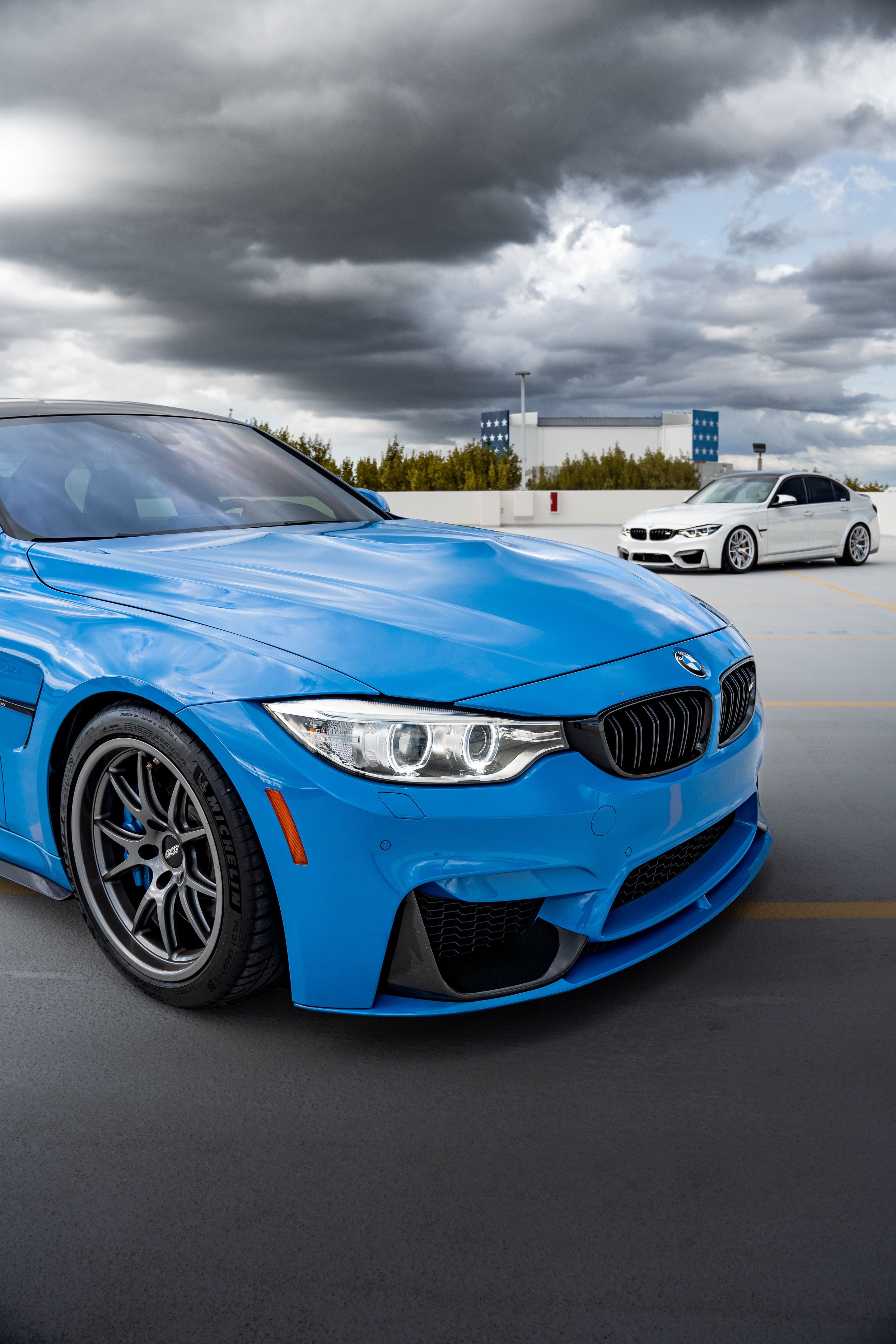 Blue BMW F80 M3 with 18" FL-5 Apex wheels in Anthracite
