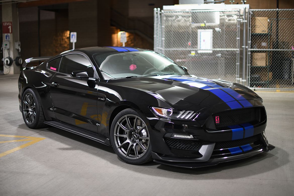 Black Ford S550 Mustang GT350R with 19" SM-10 Apex wheels in Anthracite