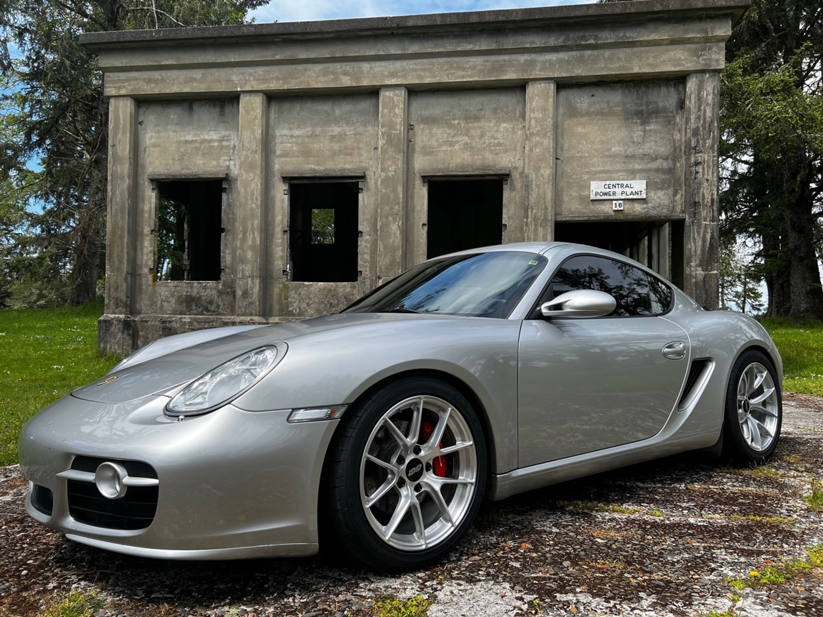 Silver Porsche 987 Cayman S with 18" VS-5RS Apex wheels in Brushed Clear