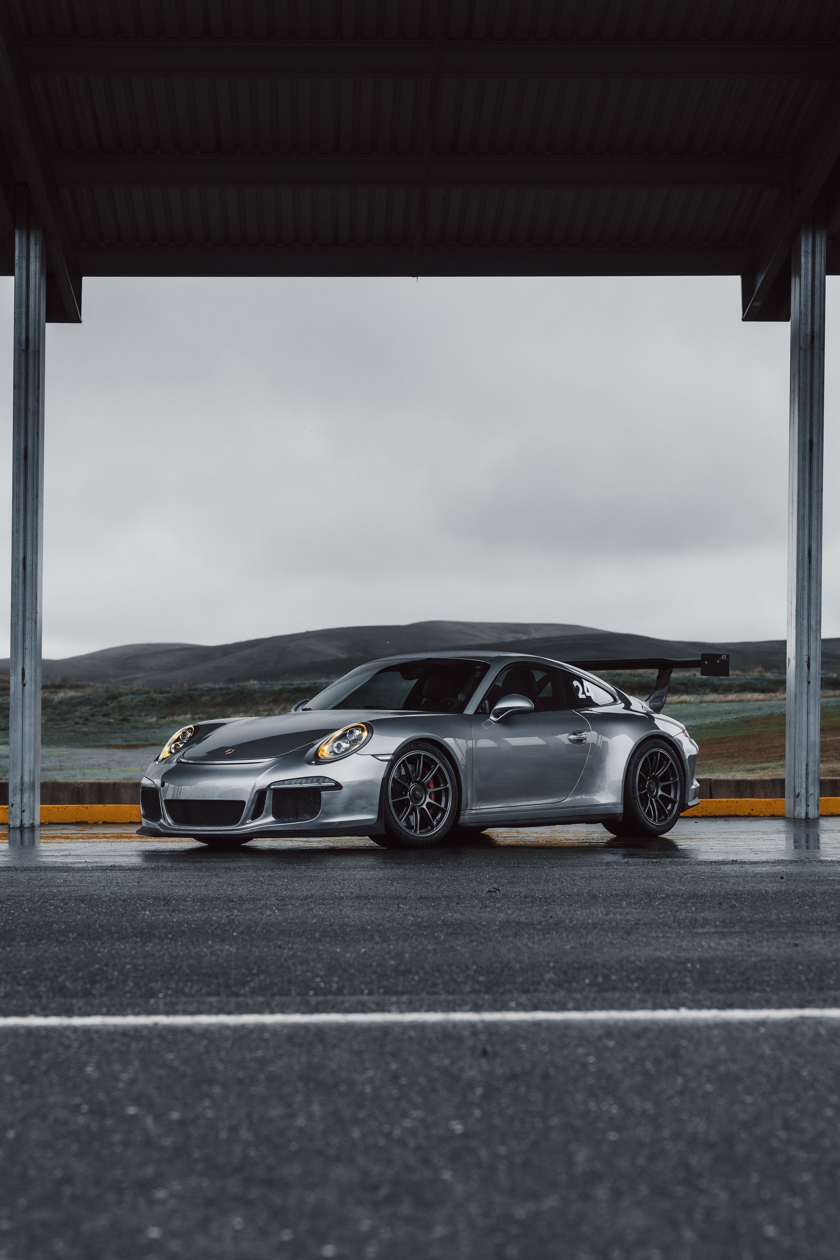 Silver Porsche 911 991.1 GT3 with 19" SM-10RE Apex wheels in Anthracite