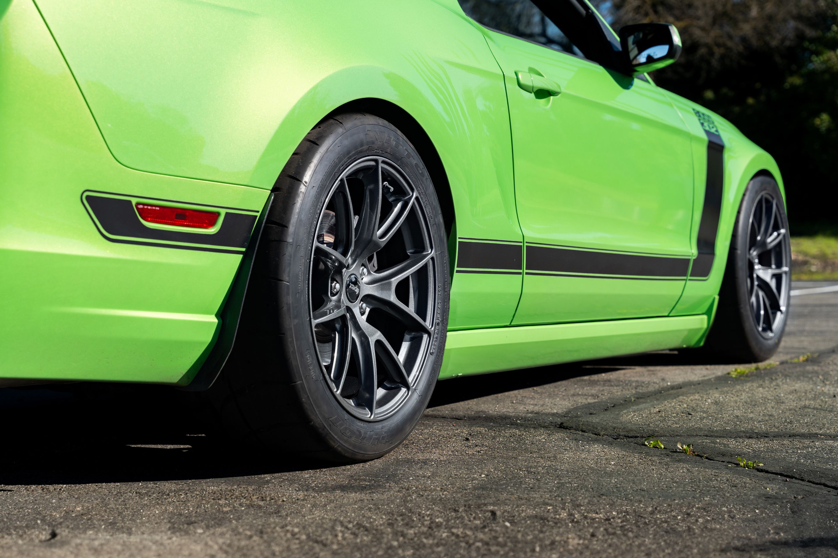 Green Ford S197 Mustang Boss 302 with 18" VS-5 Apex wheels in Anthracite