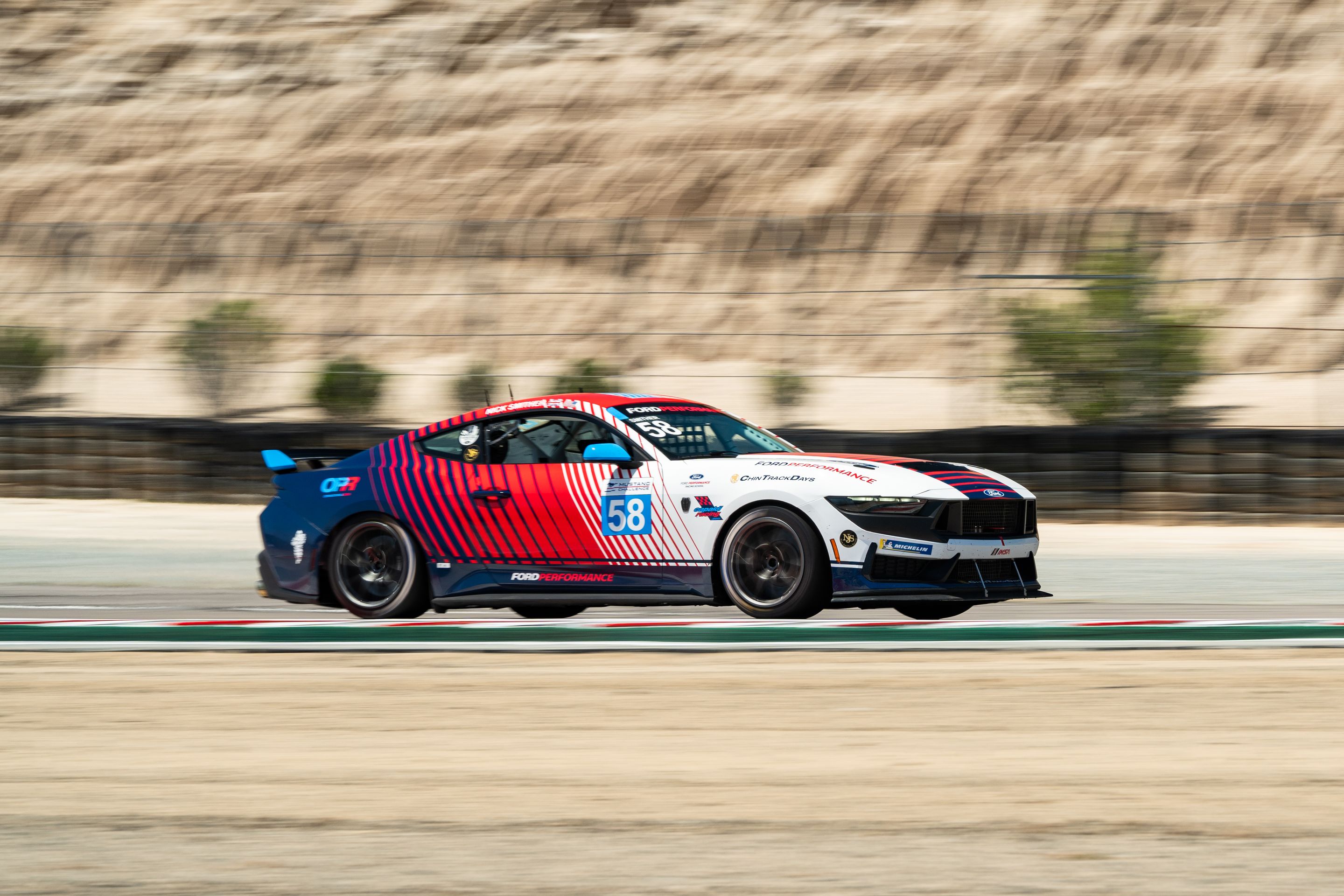 White Ford Performance Mustang Dark Horse R with 18" VS-5RE Apex wheels in Anthracite