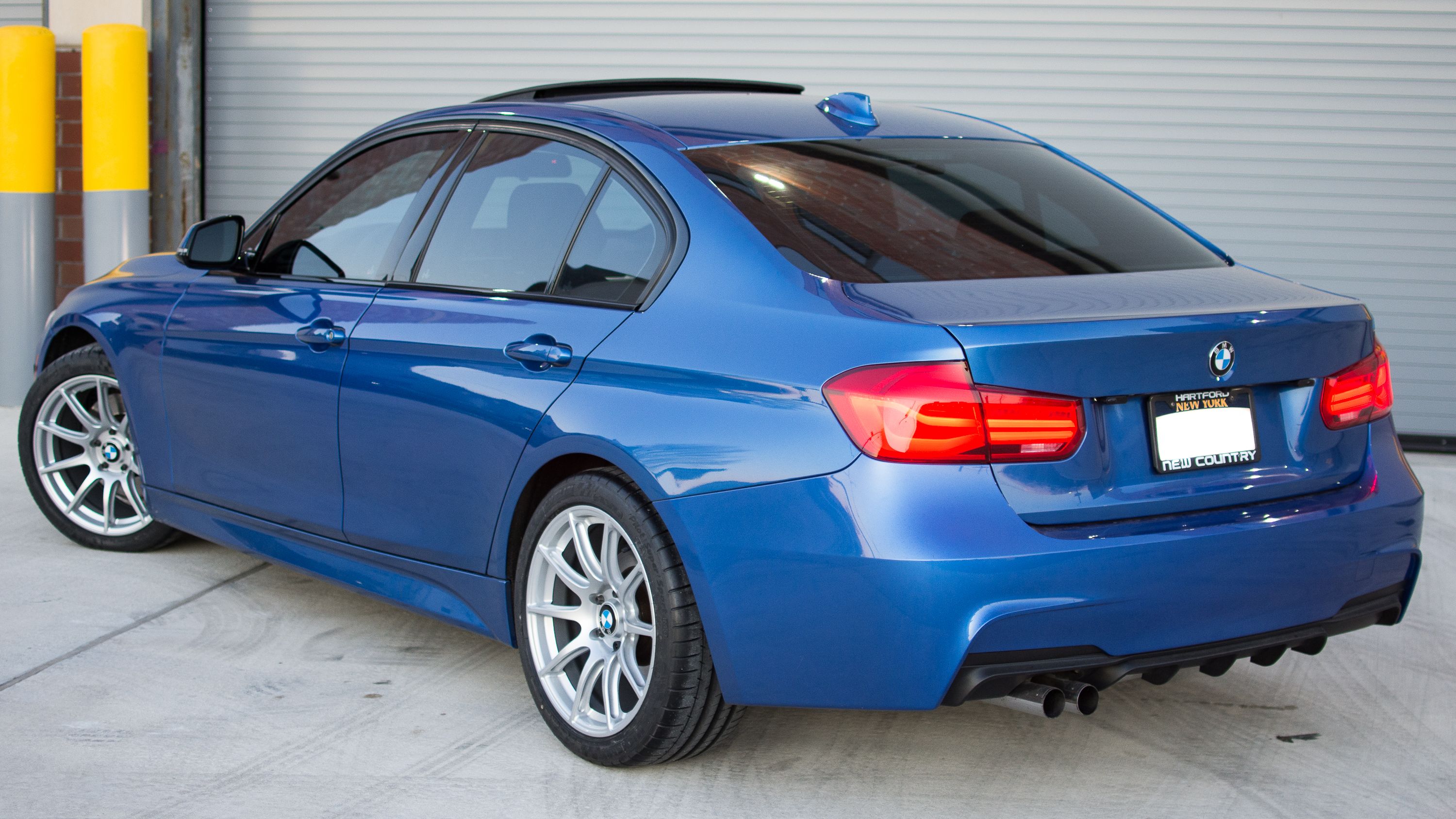 【箱付き】BMW 1/18 F31 3シリーズ ワゴン リキッドブルー 箱付き】BMW 1/18 F31 3シリーズ ワゴン リキッドブルー