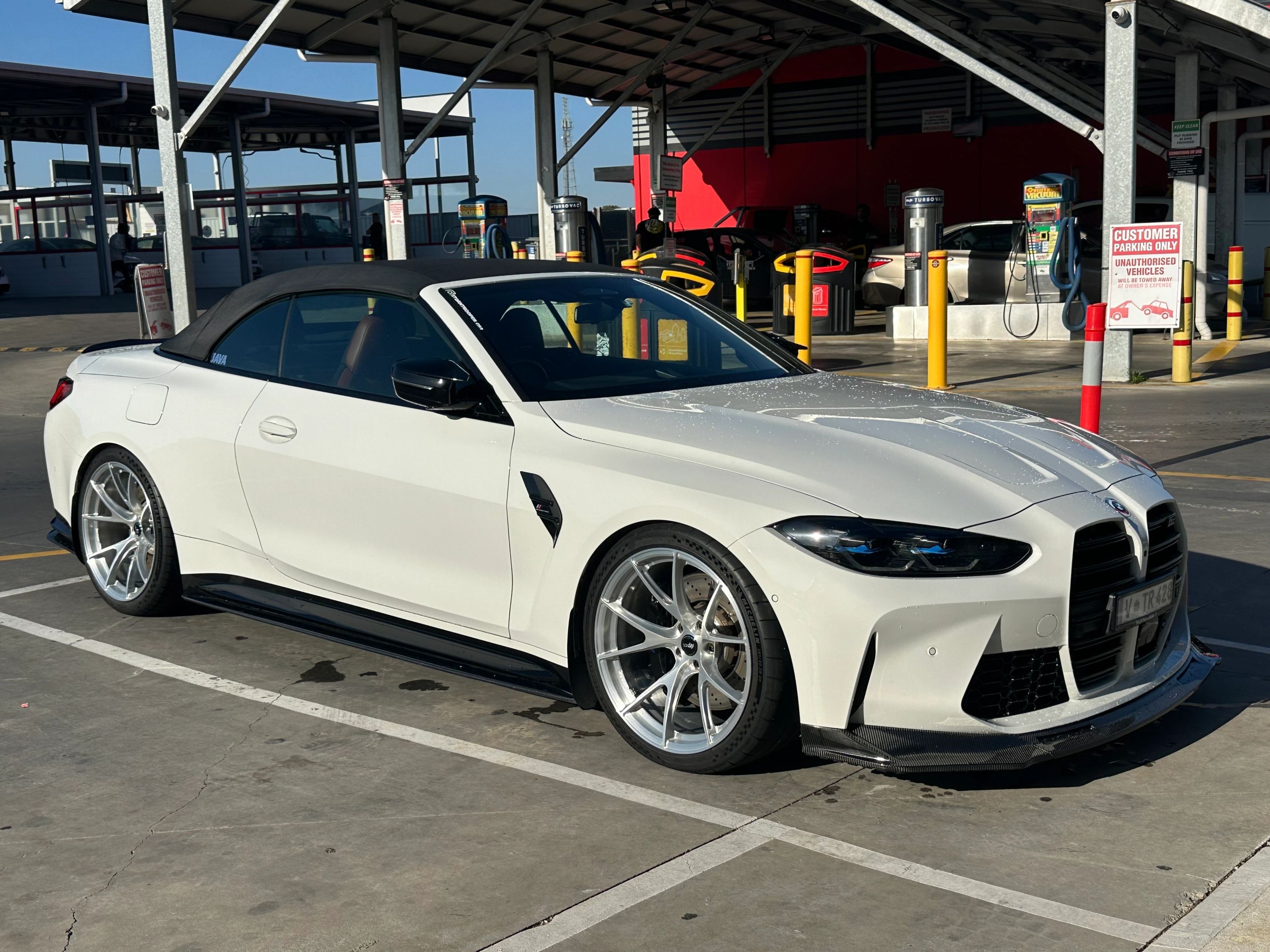 White BMW G83 Convertible M4 with 20" VS-5RS Apex wheels in Brushed Clear