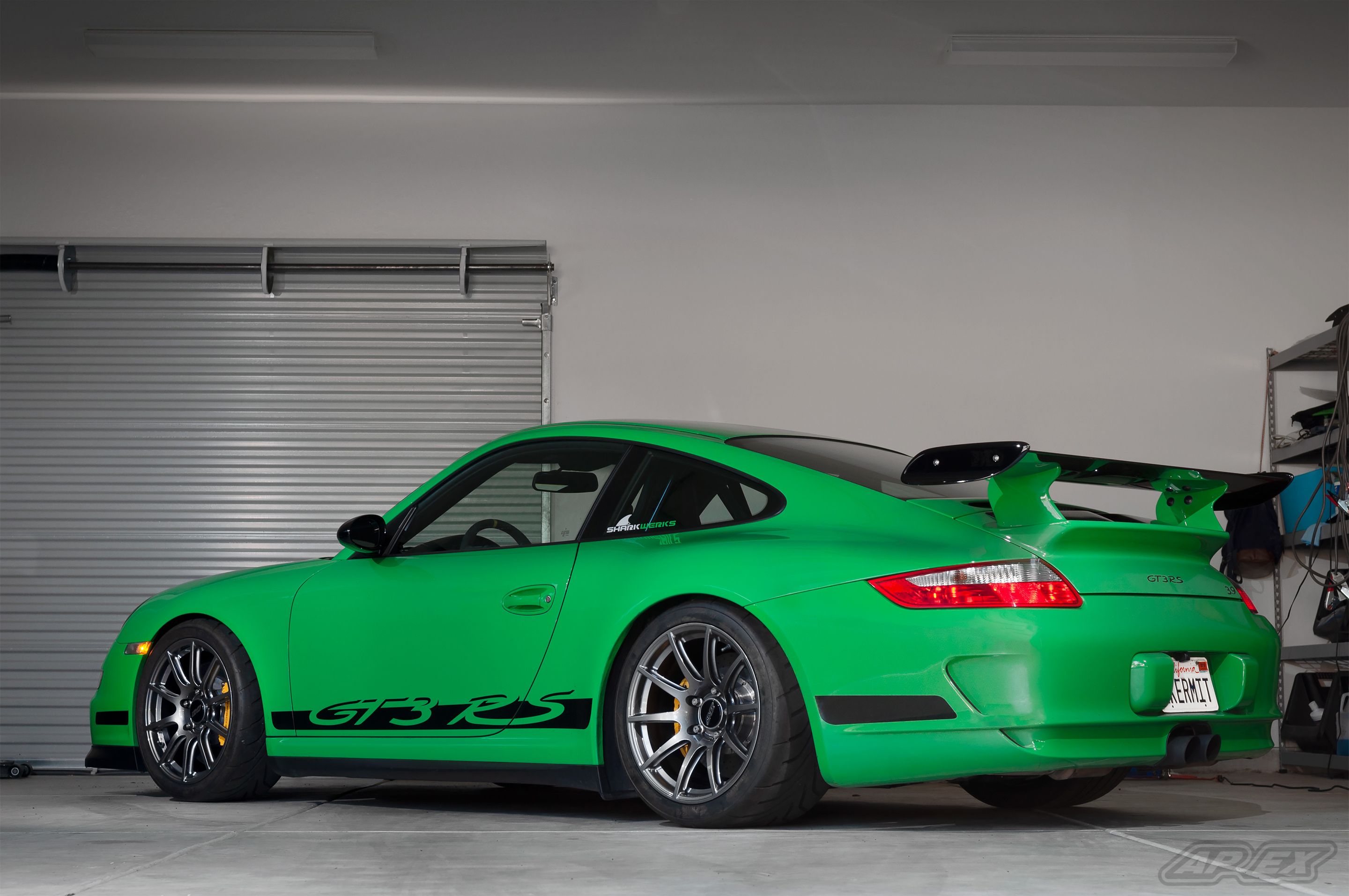 Green Porsche 911 997 GT3 RS with 18" SM-10 Apex wheels in Anthracite