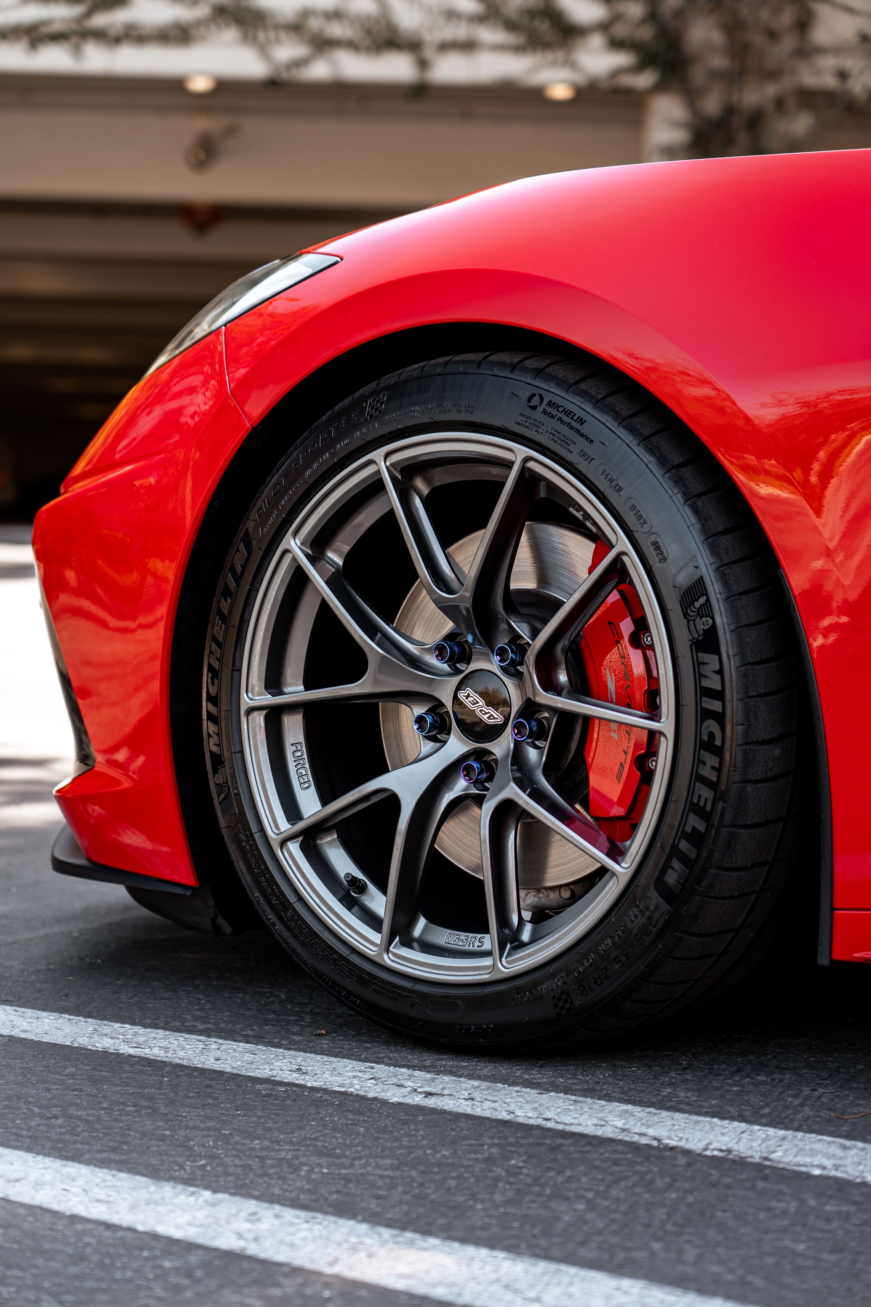 Red Chevrolet C8 Corvette Stingray/Z51 with 18"/19" VS-5RS Apex wheels in Anthracite