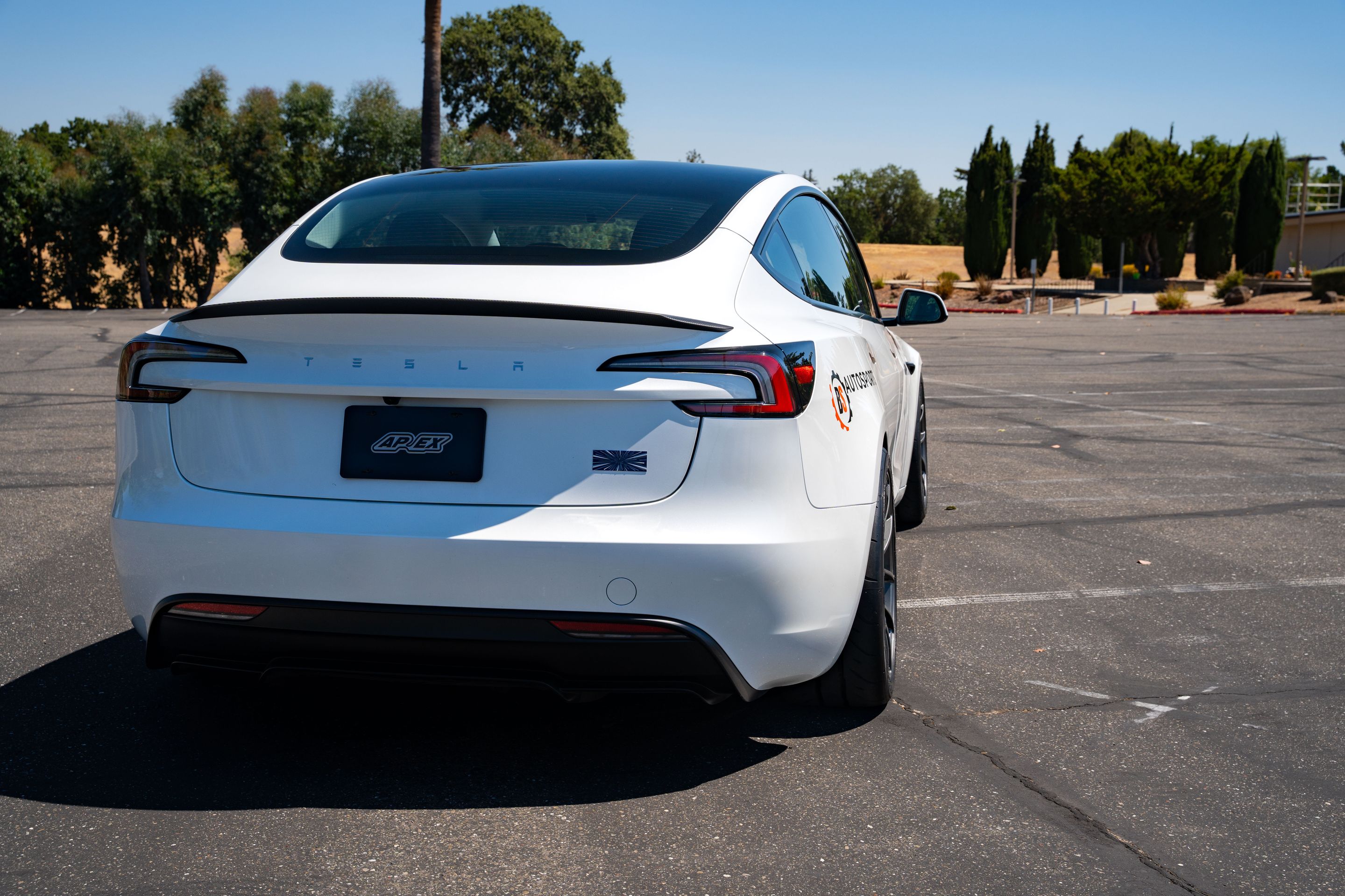White Tesla Model 3 with 19" VS-5RS Apex wheels in Anthracite