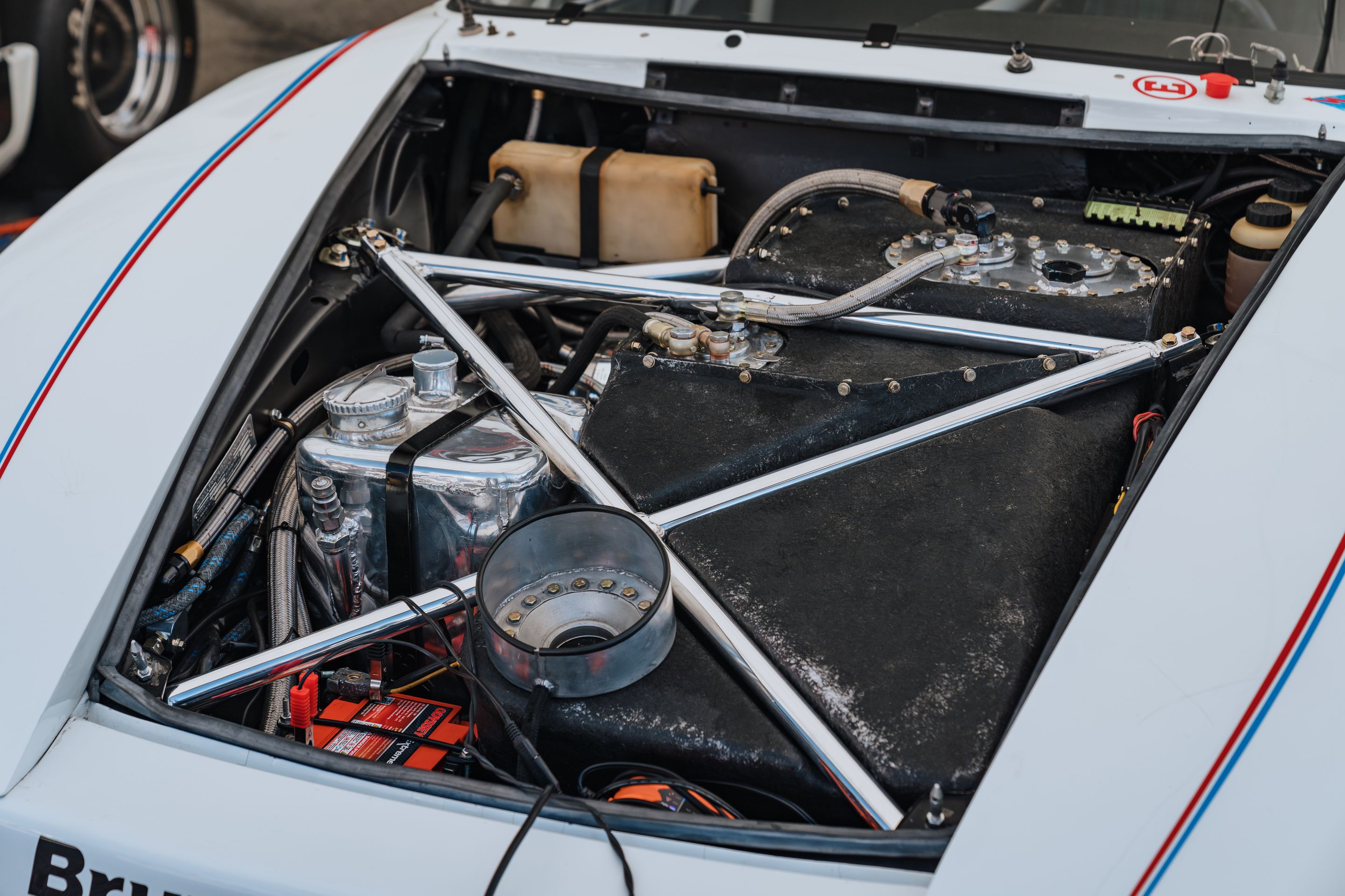 White Porsche 911 996 GT2 with 18" EC-7RS Apex wheels in Anthracite