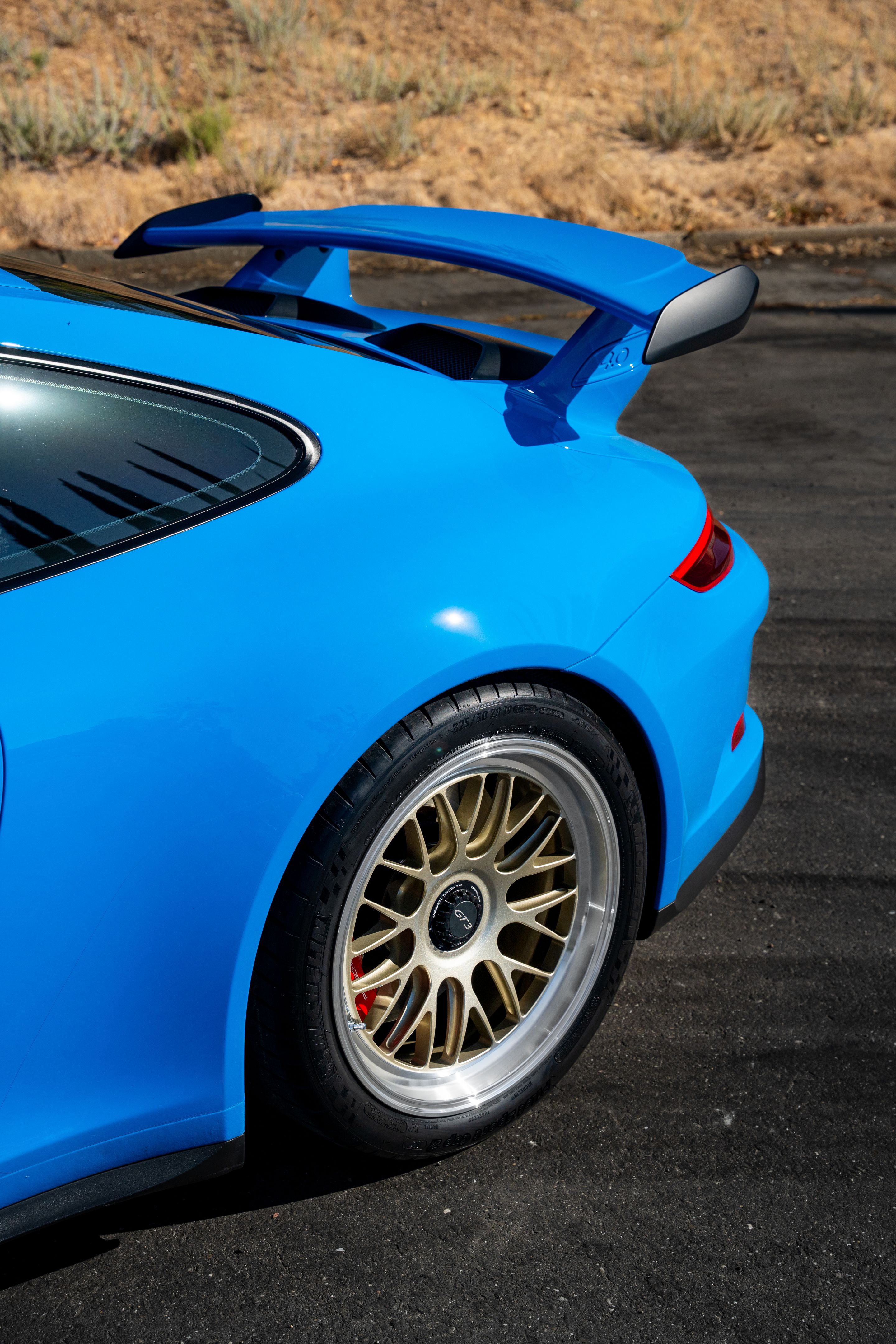 Blue Porsche 911 991.2 GT3 with 19" ML-10RT Apex wheels in Machined Lip Gloss Motorsport Gold