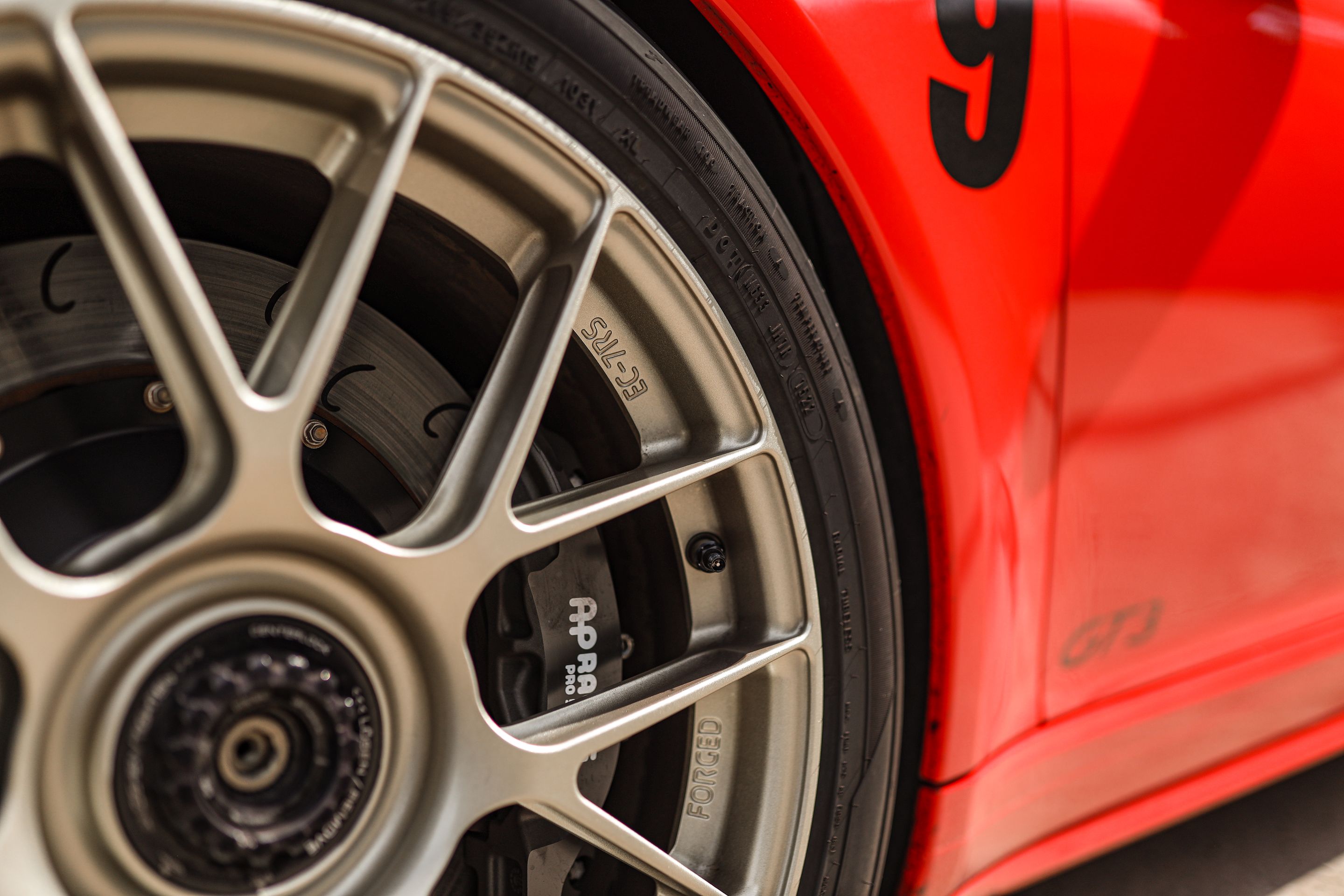 Red Porsche 911 991.2 GT3 with 19" EC-7RS Apex wheels in Motorsport Gold