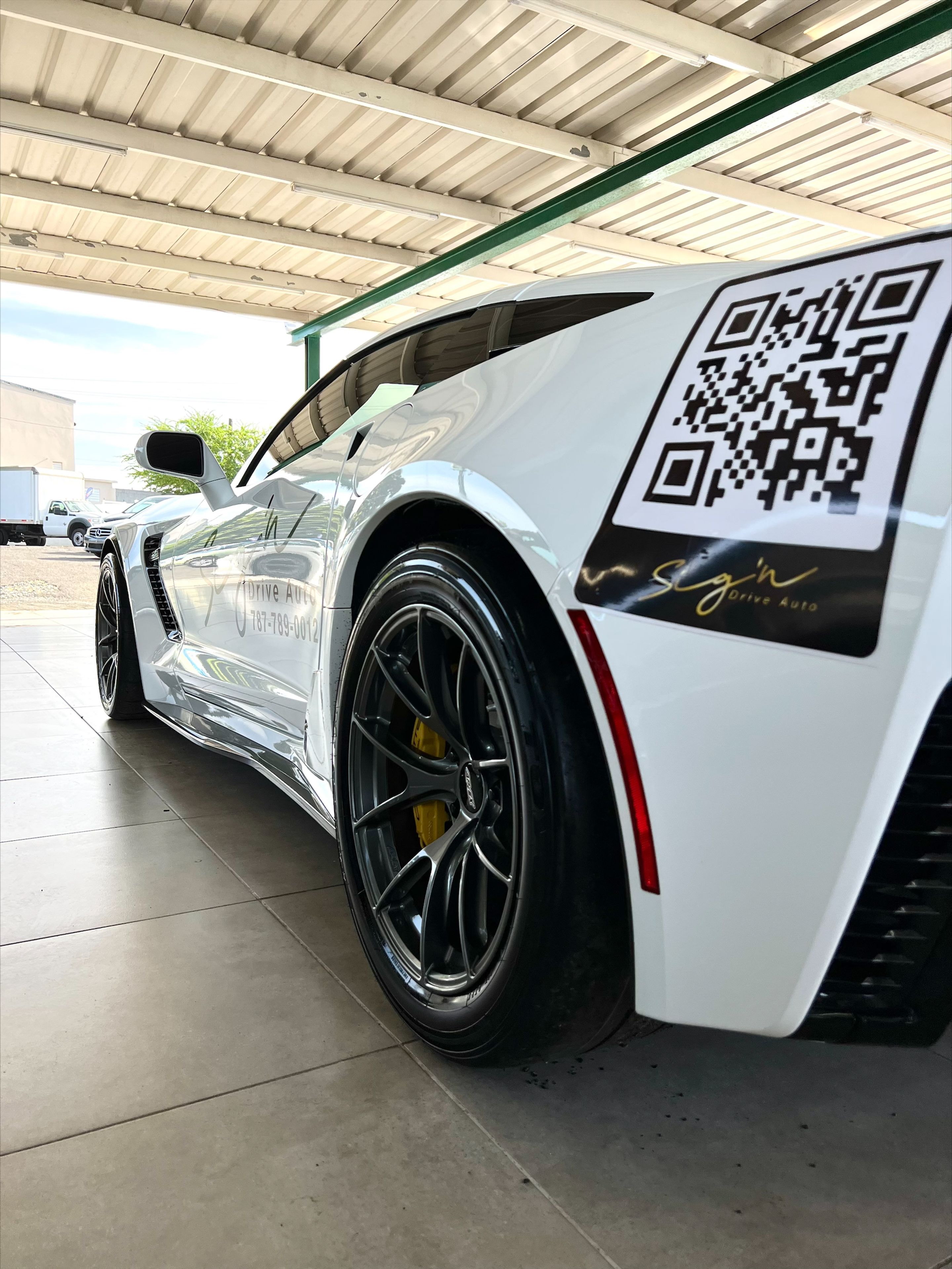 White Chevrolet C7 Corvette Z06 with 18" VS-5RS Apex wheels in Anthracite