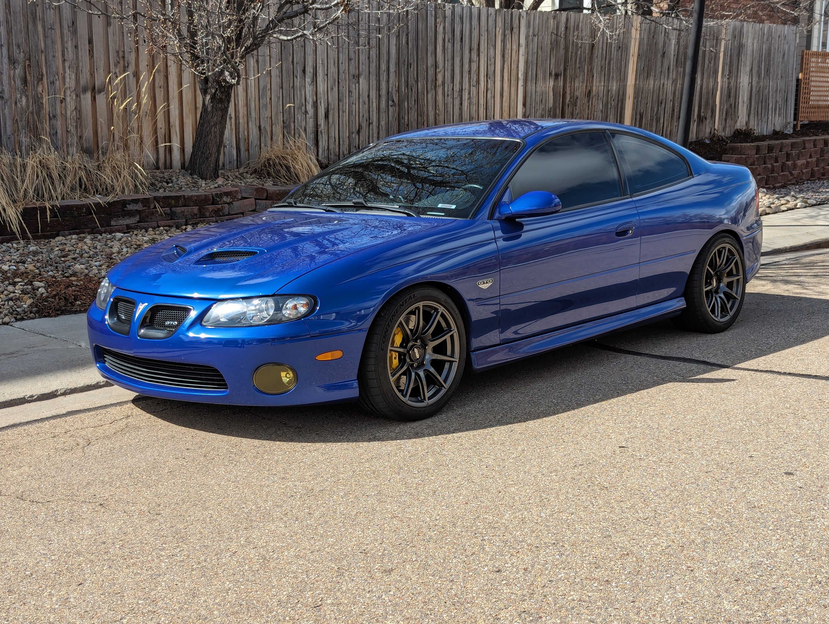 Blue Pontiac 5th Gen GTO with 18" SM-10 Apex wheels in Anthracite