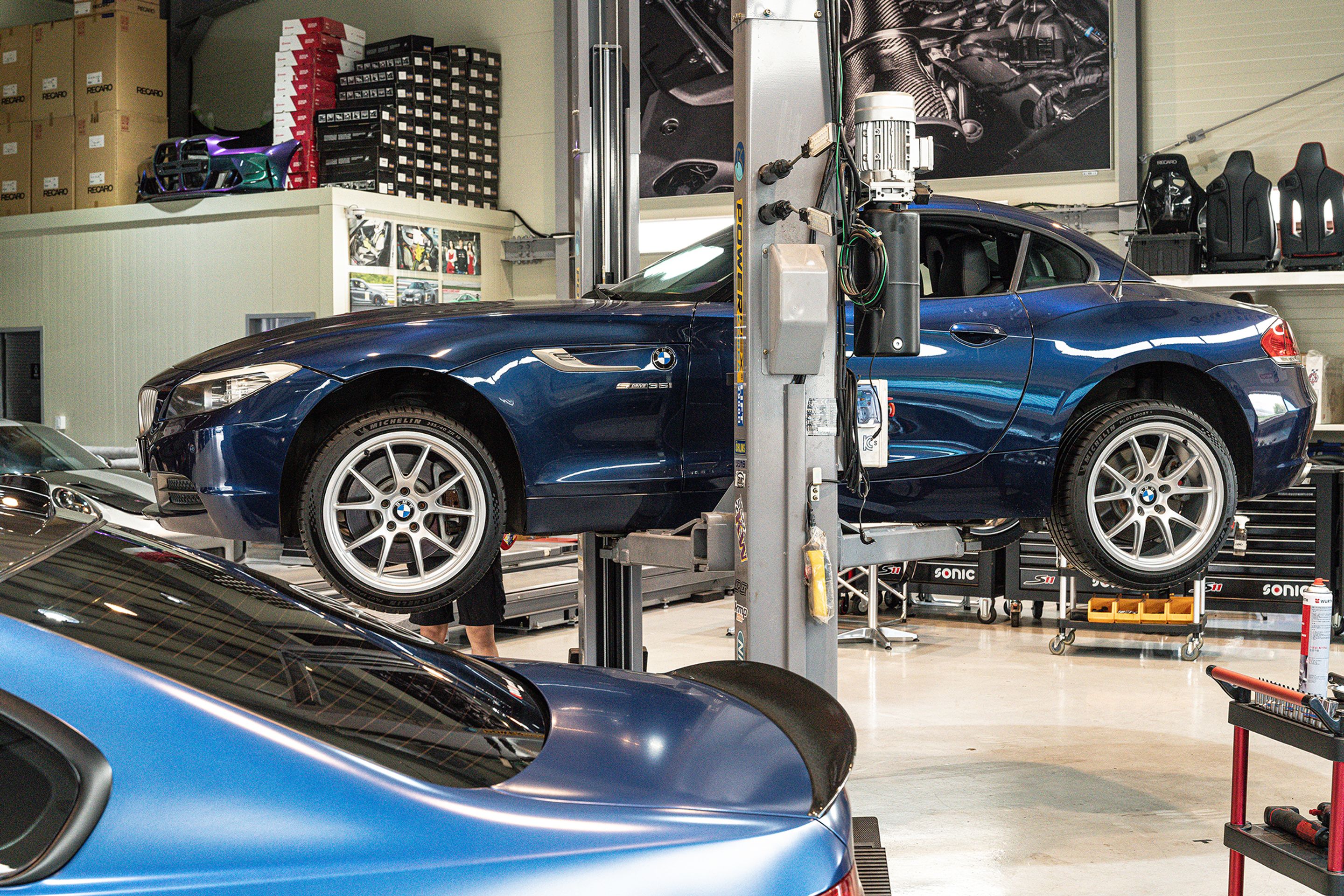 Blue BMW E89 Z4 with 18" FL-5 Apex wheels in Race Silver