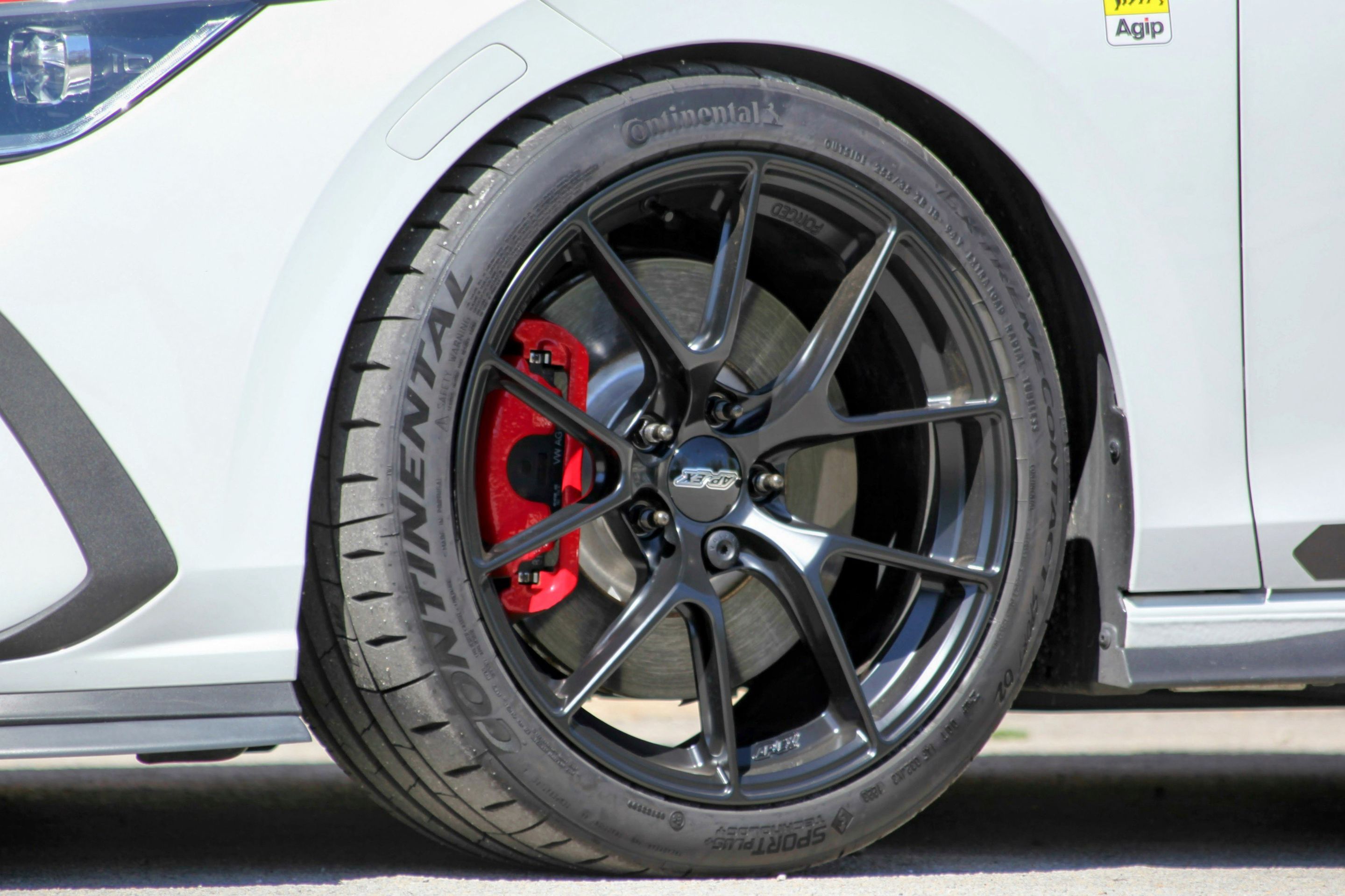 White VW MK8 GTI with 18" VS-5RS Apex wheels in Satin Black