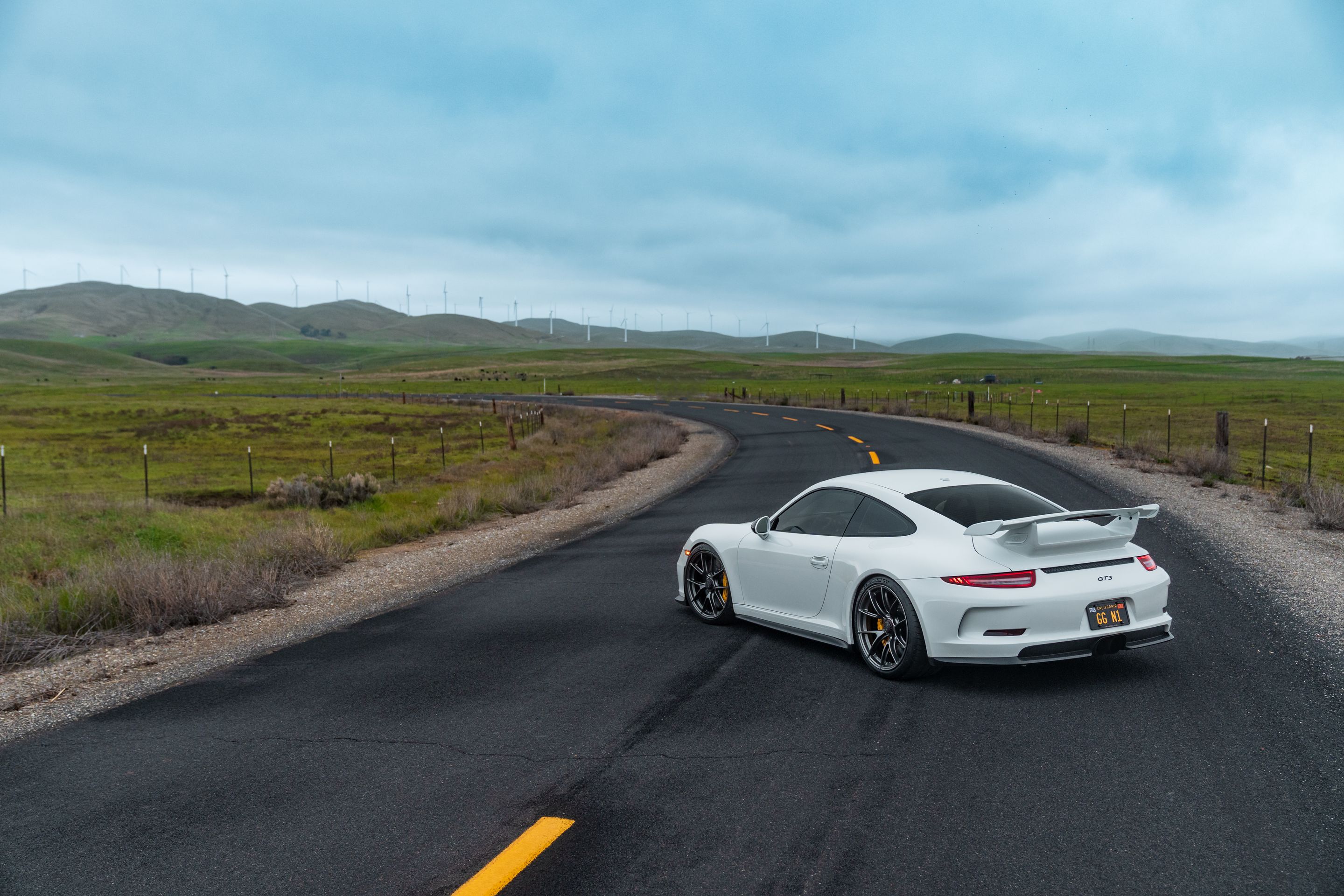 White Porsche 911 991.1 GT3 with 20" VS-5RS Apex wheels in Anthracite