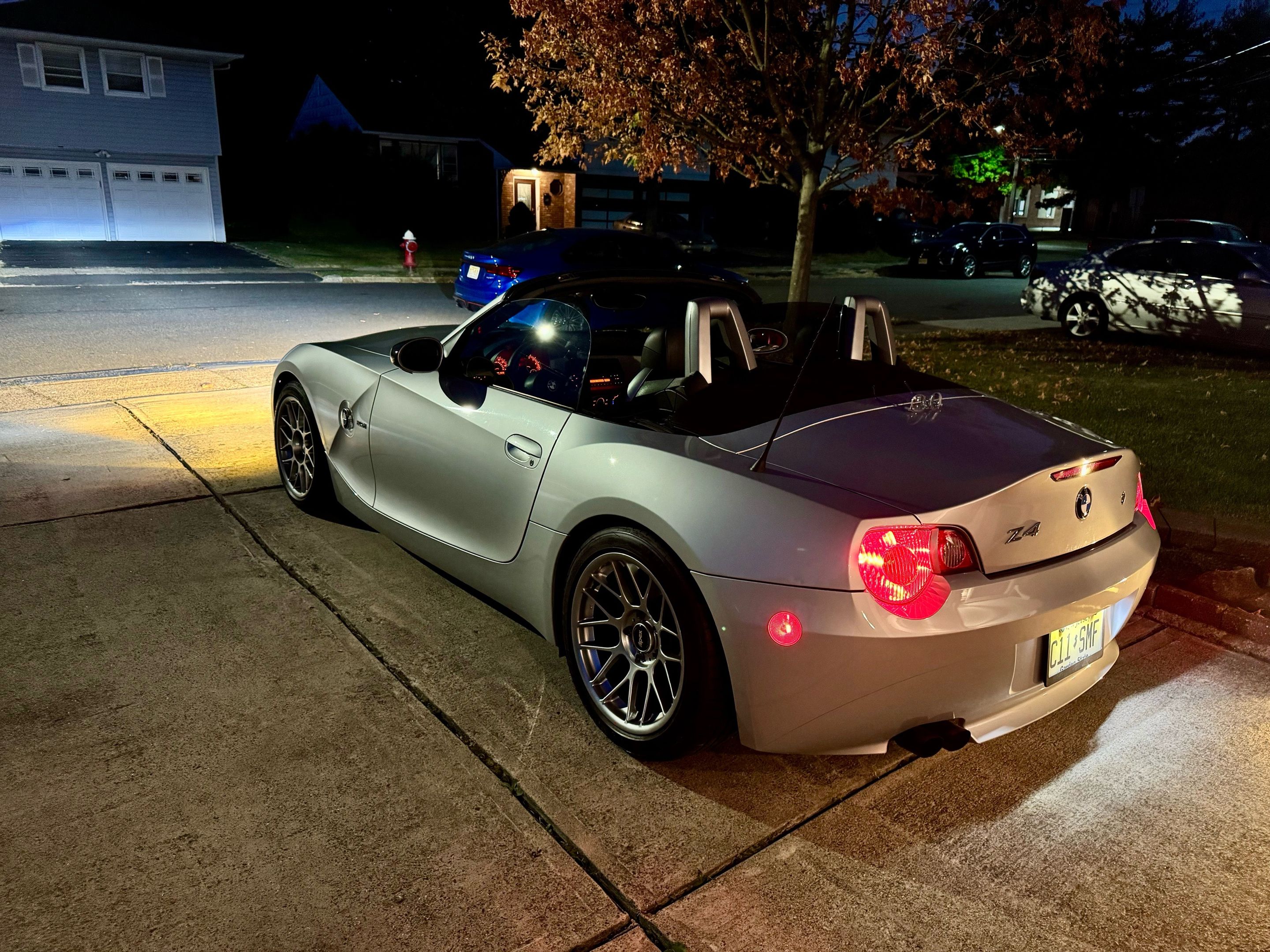 Silver BMW E85 Roadster Z4 with 17" ARC-8 Apex wheels in Race Silver