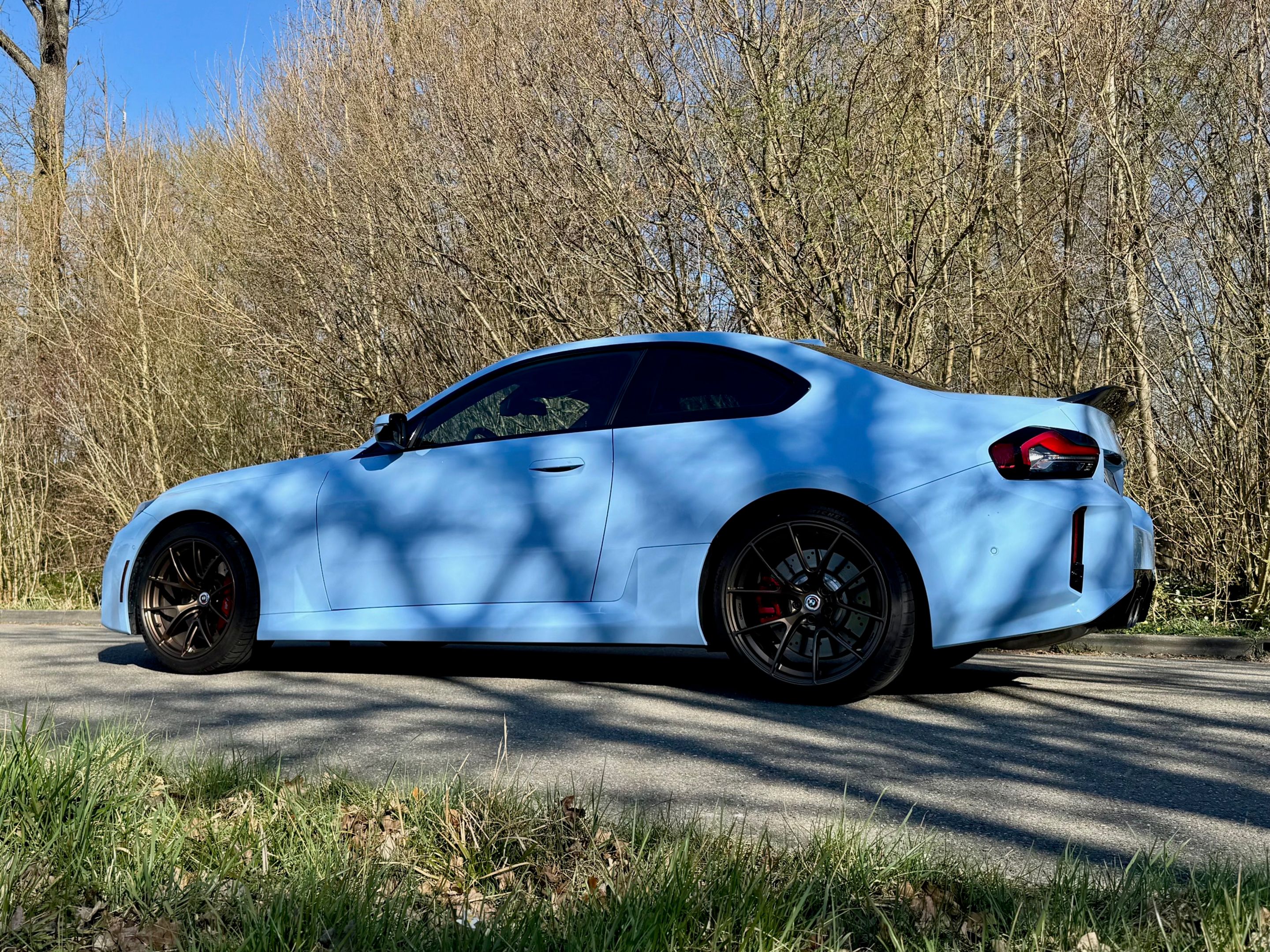 Blue BMW G87 M2 with 19"/20" VS-5RS Apex wheels in Satin Bronze