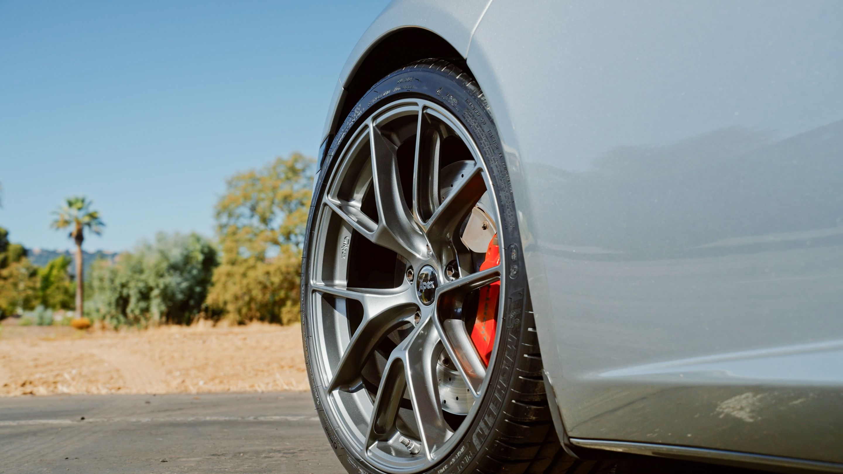 Silver McLaren MP4-12C with 19"/20" VS-5RS Apex wheels in Anthracite